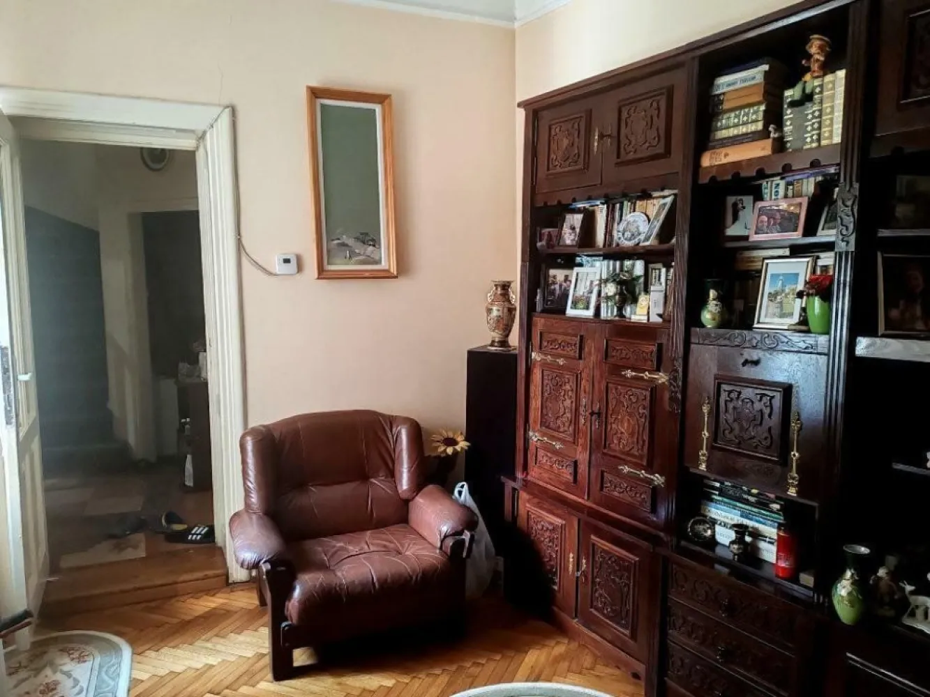 Oportunitate investitie in centrul capitalei - Particular ofer spre vanzare o casa individuala, singur in curte si fara risc seismic, situata la intersectia strazii Mihai Eminescu cu strada Toamnei, intr-o zona extrem de atractiva si in acelasi timp linistita si aerisita cu acces rapid si facil la Soseaua Stefan cel Mare, precum si la Calea MOSILOR. 
Casa este Sp+P+1+Mp si este formata din: 5 camere, 2 bai, o bucatarie, pivnita, camara si pod pe toata suprafata casei ce poate fi mansardat. Imobilul dispune, de asemenea, de curte si propriul garaj. 

Casa este construita in 1935 din caramida, de a lungul timpului a fost refacuta tencuiala cu glet, instalatiile sanitare, a fost montata centrala proprie pe gaz, curte reamenajata si cu garaj inchis. Casa are doua intrari separate si poate fi impartita in 2 parti daca se doreste o inchiriere a imobilului. 

Suprafata din acte a imobilului este de 206 mp, din care suprafata construita la sol de 115mp, iar curte are suprafata de 91 mp. Suprafata total construita desfasurata este de 164 mp. 

Pozitionarea favorabila este sustinuta de accesul facil spre punctele de interes ale zonei: metrou Bucur Obor, la 10 minute, multiple statii STB, Parcul Ioanid, Piata Obor, Piata Romana la 10-15 minute de mers pe jos. 

Va astept sa descoperiti si alte avantaje ale acestei minunate proprietati situata in inima capitalei. 

Pentru mai multe detalii, nu ezitati sa ma contactati telefonic la nr: