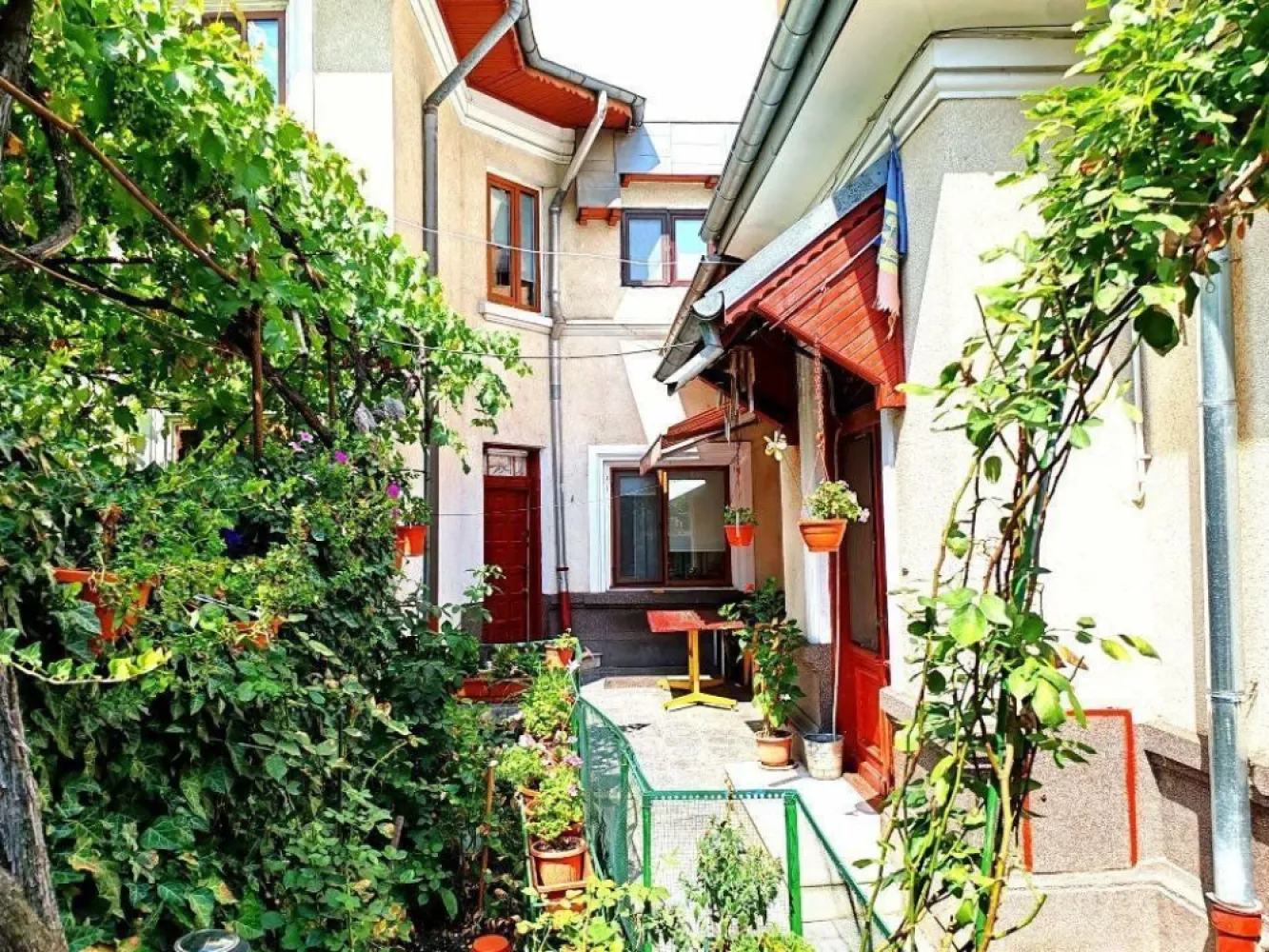 Oportunitate investitie in centrul capitalei - Particular ofer spre vanzare o casa individuala, singur in curte si fara risc seismic, situata la intersectia strazii Mihai Eminescu cu strada Toamnei, intr-o zona extrem de atractiva si in acelasi timp linistita si aerisita cu acces rapid si facil la Soseaua Stefan cel Mare, precum si la Calea MOSILOR. 
Casa este Sp+P+1+Mp si este formata din: 5 camere, 2 bai, o bucatarie, pivnita, camara si pod pe toata suprafata casei ce poate fi mansardat. Imobilul dispune, de asemenea, de curte si propriul garaj. 

Casa este construita in 1935 din caramida, de a lungul timpului a fost refacuta tencuiala cu glet, instalatiile sanitare, a fost montata centrala proprie pe gaz, curte reamenajata si cu garaj inchis. Casa are doua intrari separate si poate fi impartita in 2 parti daca se doreste o inchiriere a imobilului. 

Suprafata din acte a imobilului este de 206 mp, din care suprafata construita la sol de 115mp, iar curte are suprafata de 91 mp. Suprafata total construita desfasurata este de 164 mp. 

Pozitionarea favorabila este sustinuta de accesul facil spre punctele de interes ale zonei: metrou Bucur Obor, la 10 minute, multiple statii STB, Parcul Ioanid, Piata Obor, Piata Romana la 10-15 minute de mers pe jos. 

Va astept sa descoperiti si alte avantaje ale acestei minunate proprietati situata in inima capitalei. 

Pentru mai multe detalii, nu ezitati sa ma contactati telefonic la nr: