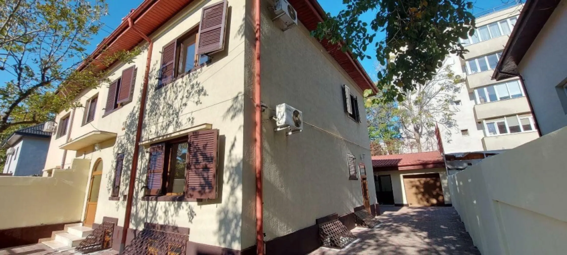 Vila de vanzare direct de la proprietar. - Destinatie : sediu firma, clinica stomatologica/ medicala, cabinet notarial/ avocatura, locuinta privata.
Zona : Bdul. Decebal, sector 3, BUCURESTI, zona linistita si accesilbila.
An constructie : 1940, structura rezistenta/ plansee din beton + pereti caramida.
Suprafata teren : 295 mp
Suprafata utila : 312,66 mp
Regim inaltime : D+P+E+M +Anexa+Garaj.

Demisol = 62,40 mp / include 1 bucatarie utilata (mobilier, chiuveta, plita gaz), 1 sala pentru luat masa, 1 camera tehnica, 1 camera pentru depozitare. Ferestrele camerelor sunt de dimensiuni medii, access lumina naturala destul de bun, sunt prevazute curti engleze la exterior pentru siguranta.
Parter = 64,61 mp / include 2 intrari, una principala, generoasa cu loc pentru receptie, 1 hol si access la casa scarilor pentru etaj, 1 sala mare ideala pentru birou open space sau living, 1 camera in care poate fi organizat un birou separat sau un dressing sau un dormitor, 1 baie de serviciu. Cealalta intrare secundara se afla pe o laterala a casei cu access catre hol si demisol.
Etaj = 67,10 mp / include 2 camere spatioase care pot fi organizate in birouri sau dormitoare, 1 baie completa de dimesiuni mari.
Mansarda = 71,75 mp / include un spatiu open space generos care poate fi organizat in birouri sau camera pentru tineret sau biblioteca sau zona de relaxare, 1 baie completa.
Anexa + Garaj = 46,80 mp / nu sunt lipite de corpul casei, anexa poate fi organizata ca un birou/cabinet separat sau sala de sedinte sau zona de agrement sau sala de sport, 1 baie completa. Access la garaj pentru 1 auto, usa garaj actionata electric.
Curte = 183,59 mp / singur in curte, amenajata cu un mic spatiu verde la intrare si cu pavele pe toata suprafata, accessul in curte se face direct din strada prin deschiderea portilor actionate electric din telecomanda, spatiu suficient pentru parcarea a 3-4 auto in functie de dimensiuni, se poate organiza si un spatiu de agreement.

Dotari :
-Apa, canalizare, gaz, electricitate, cablu net/tv;
-Izolatie termica exterioara â€“ certificat clasa energetica B;
-Sistem alarma;
-AC in toate camerele;
-Centrala termica gaz 55KW, boiler suplimentar gaz, sistem evacuare apa in caz de inundare demisol;
-Ferestre cu tamplarie PVC Rehau (culoare maro) si geam termopan LowE;
-Ferestre mansarda Velux cu jaluzele;
-Obloane la toate ferestrele din lemn stejar;
-2 intrari in casa cu usi duble pvc+geam termopan/stejar;
-Hol intrare principala pavat cu marmura, in toata casa este montat parchet din stejar, gresie si faianta in bai si bucatarie. La demisol avem podea din beton amprentat;
-Usi interior din lemn stratificat de stejar;
-Scari acces etaj si mansarda din lemn stejar;
-Acoperis tabla Lindab;

DISPONIBILA PENTRU MUTARE IMEDIATA !!!