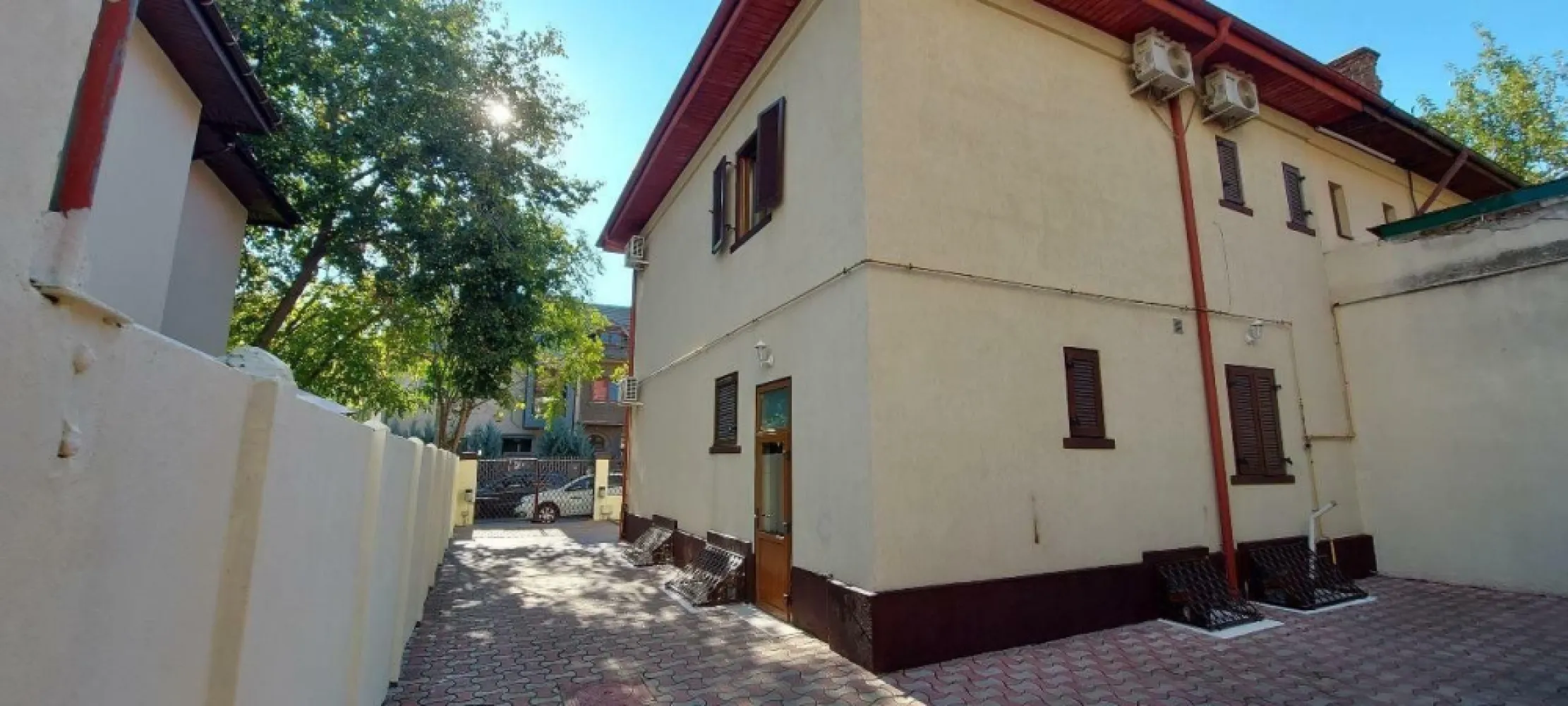 Vila de vanzare direct de la proprietar. - Destinatie : sediu firma, clinica stomatologica/ medicala, cabinet notarial/ avocatura, locuinta privata.
Zona : Bdul. Decebal, sector 3, BUCURESTI, zona linistita si accesilbila.
An constructie : 1940, structura rezistenta/ plansee din beton + pereti caramida.
Suprafata teren : 295 mp
Suprafata utila : 312,66 mp
Regim inaltime : D+P+E+M +Anexa+Garaj.

Demisol = 62,40 mp / include 1 bucatarie utilata (mobilier, chiuveta, plita gaz), 1 sala pentru luat masa, 1 camera tehnica, 1 camera pentru depozitare. Ferestrele camerelor sunt de dimensiuni medii, access lumina naturala destul de bun, sunt prevazute curti engleze la exterior pentru siguranta.
Parter = 64,61 mp / include 2 intrari, una principala, generoasa cu loc pentru receptie, 1 hol si access la casa scarilor pentru etaj, 1 sala mare ideala pentru birou open space sau living, 1 camera in care poate fi organizat un birou separat sau un dressing sau un dormitor, 1 baie de serviciu. Cealalta intrare secundara se afla pe o laterala a casei cu access catre hol si demisol.
Etaj = 67,10 mp / include 2 camere spatioase care pot fi organizate in birouri sau dormitoare, 1 baie completa de dimesiuni mari.
Mansarda = 71,75 mp / include un spatiu open space generos care poate fi organizat in birouri sau camera pentru tineret sau biblioteca sau zona de relaxare, 1 baie completa.
Anexa + Garaj = 46,80 mp / nu sunt lipite de corpul casei, anexa poate fi organizata ca un birou/cabinet separat sau sala de sedinte sau zona de agrement sau sala de sport, 1 baie completa. Access la garaj pentru 1 auto, usa garaj actionata electric.
Curte = 183,59 mp / singur in curte, amenajata cu un mic spatiu verde la intrare si cu pavele pe toata suprafata, accessul in curte se face direct din strada prin deschiderea portilor actionate electric din telecomanda, spatiu suficient pentru parcarea a 3-4 auto in functie de dimensiuni, se poate organiza si un spatiu de agreement.

Dotari :
-Apa, canalizare, gaz, electricitate, cablu net/tv;
-Izolatie termica exterioara â€“ certificat clasa energetica B;
-Sistem alarma;
-AC in toate camerele;
-Centrala termica gaz 55KW, boiler suplimentar gaz, sistem evacuare apa in caz de inundare demisol;
-Ferestre cu tamplarie PVC Rehau (culoare maro) si geam termopan LowE;
-Ferestre mansarda Velux cu jaluzele;
-Obloane la toate ferestrele din lemn stejar;
-2 intrari in casa cu usi duble pvc+geam termopan/stejar;
-Hol intrare principala pavat cu marmura, in toata casa este montat parchet din stejar, gresie si faianta in bai si bucatarie. La demisol avem podea din beton amprentat;
-Usi interior din lemn stratificat de stejar;
-Scari acces etaj si mansarda din lemn stejar;
-Acoperis tabla Lindab;

DISPONIBILA PENTRU MUTARE IMEDIATA !!!