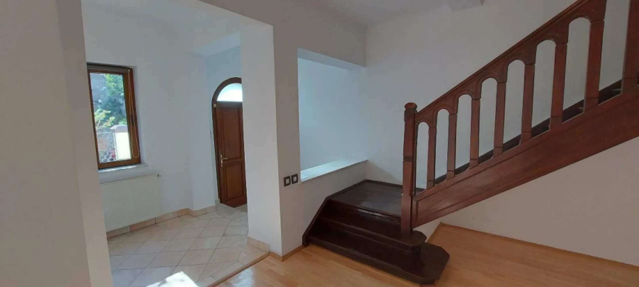 Vila de vanzare direct de la proprietar. - Destinatie : sediu firma, clinica stomatologica/ medicala, cabinet notarial/ avocatura, locuinta privata.
Zona : Bdul. Decebal, sector 3, BUCURESTI, zona linistita si accesilbila.
An constructie : 1940, structura rezistenta/ plansee din beton + pereti caramida.
Suprafata teren : 295 mp
Suprafata utila : 312,66 mp
Regim inaltime : D+P+E+M +Anexa+Garaj.

Demisol = 62,40 mp / include 1 bucatarie utilata (mobilier, chiuveta, plita gaz), 1 sala pentru luat masa, 1 camera tehnica, 1 camera pentru depozitare. Ferestrele camerelor sunt de dimensiuni medii, access lumina naturala destul de bun, sunt prevazute curti engleze la exterior pentru siguranta.
Parter = 64,61 mp / include 2 intrari, una principala, generoasa cu loc pentru receptie, 1 hol si access la casa scarilor pentru etaj, 1 sala mare ideala pentru birou open space sau living, 1 camera in care poate fi organizat un birou separat sau un dressing sau un dormitor, 1 baie de serviciu. Cealalta intrare secundara se afla pe o laterala a casei cu access catre hol si demisol.
Etaj = 67,10 mp / include 2 camere spatioase care pot fi organizate in birouri sau dormitoare, 1 baie completa de dimesiuni mari.
Mansarda = 71,75 mp / include un spatiu open space generos care poate fi organizat in birouri sau camera pentru tineret sau biblioteca sau zona de relaxare, 1 baie completa.
Anexa + Garaj = 46,80 mp / nu sunt lipite de corpul casei, anexa poate fi organizata ca un birou/cabinet separat sau sala de sedinte sau zona de agrement sau sala de sport, 1 baie completa. Access la garaj pentru 1 auto, usa garaj actionata electric.
Curte = 183,59 mp / singur in curte, amenajata cu un mic spatiu verde la intrare si cu pavele pe toata suprafata, accessul in curte se face direct din strada prin deschiderea portilor actionate electric din telecomanda, spatiu suficient pentru parcarea a 3-4 auto in functie de dimensiuni, se poate organiza si un spatiu de agreement.

Dotari :
-Apa, canalizare, gaz, electricitate, cablu net/tv;
-Izolatie termica exterioara â€“ certificat clasa energetica B;
-Sistem alarma;
-AC in toate camerele;
-Centrala termica gaz 55KW, boiler suplimentar gaz, sistem evacuare apa in caz de inundare demisol;
-Ferestre cu tamplarie PVC Rehau (culoare maro) si geam termopan LowE;
-Ferestre mansarda Velux cu jaluzele;
-Obloane la toate ferestrele din lemn stejar;
-2 intrari in casa cu usi duble pvc+geam termopan/stejar;
-Hol intrare principala pavat cu marmura, in toata casa este montat parchet din stejar, gresie si faianta in bai si bucatarie. La demisol avem podea din beton amprentat;
-Usi interior din lemn stratificat de stejar;
-Scari acces etaj si mansarda din lemn stejar;
-Acoperis tabla Lindab;

DISPONIBILA PENTRU MUTARE IMEDIATA !!!