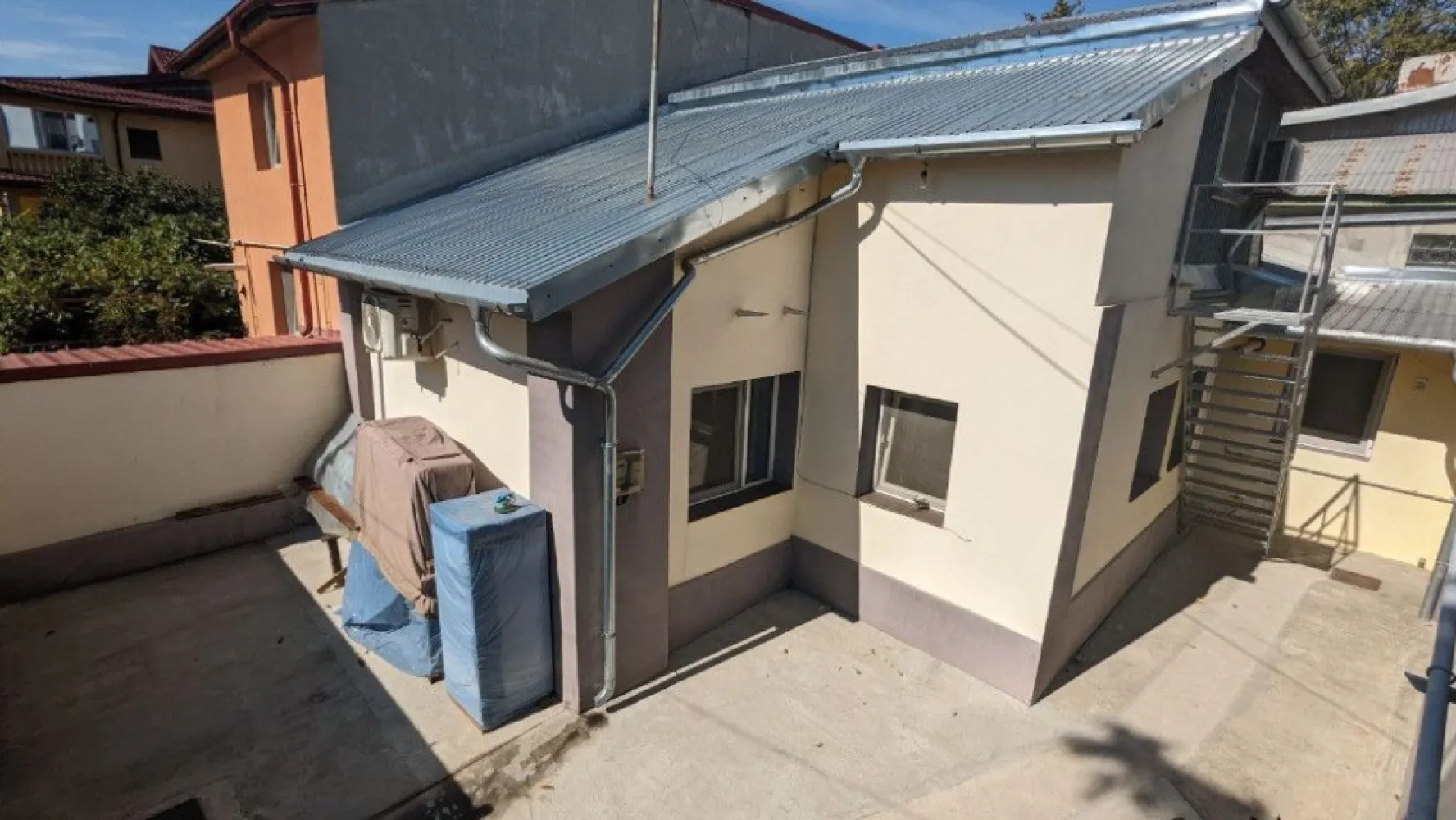 Casa Crangasi | 3 Camere | 5 min de mers Metrou Crangasi - Direct Proprietar, persoana fizica, am achiziționat imobilul în urma cu 11 ani.
Amenajările, consolidarea și instalațiile au fost realizate cu simț de răspundere pentru uz propriu, nu în vederea vânzării.
Motivul vânzării este că m-am mutat in altă țară.

Adresa exactă este:
Strada Geoagiu 6, sector 6

Casa este situată într-o zona linistita si ultracentrala din Cartierul Crangasi, la doar 5 minute de mers pe jos până la stația de metrou, tramvaiul 41 si alte conexiuni adiacente. Secția 20 de Poliție, Piața Crangasi, Magazinul Emag si alte magazine: Lidl, Mega Image, Profi, Carrefour sunt în proximitate.
De asemenea Complexul sportiv Sportul Studențesc este în apropiere la doar cateva minute de mers pe jos, iar Universitatea Politehnica la 20 minute de mers pe jos.

Detalii Tehnice:
- Imobilul detine toate utilitatile necesare: gaze, apa + canalizare, curent
- Casa este din caramida, fiind reconsolidata si renovată în totalitate
- Izolatie termica exterioara cu exudat de 10 cm
- Acoperiș nou din tabla cutata groasa de 0.5mm
- Teren de 130 m2, cu un spațiu liber de 65 m2 curte
- Curte betonata cu un detaliu de pamant de aproape 4m2 pentru flori langa gard

Configurare:
- Parter: Intrarea se face prin holul generos cu vizibilitate a livingului mare, separat este 1 dormitor, o baie si o bucatarie
- Mansarda: Intrarea se face prin scara exterioara. Holul este de asemenea locuibil, fiind disponibilă o camera si o baie
- Suprafața totala locuibila este de 100 m2 (P+M)
- În poze se poate vedea configurația completa

Dotari:
- Parcare interioară pentru o masina, cu posibilitate de parcare în fata portii
- Instalatia de căldură si cea electrică este nouă
- Centrala termica pe gaz
- Aer conditionat
- Parchet la parter si mocheta la mansarda
- Deschiderea casei este în partea de SUD, avand lumina si soare intreaga zi

Potențial:
- Imobilul este situat în zona M3, pe aceeași construcție se poate supraetaja obtinand P+1E+M
- Pe teren se poate construi un bloc de apartamente

Sunt disponibil la telefon sau prin mesaje, iar casa de asemenea se poate vizualiza oricand.

Prețul este negociabil!