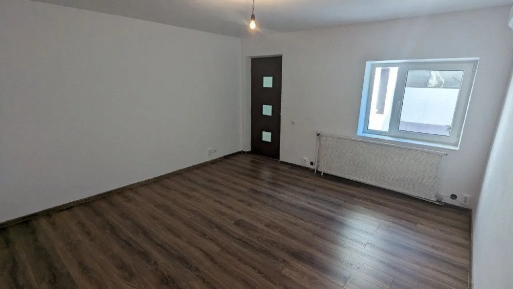 Casa Crangasi | 3 Camere | 5 min de mers Metrou Crangasi - Direct Proprietar, persoana fizica, am achiziționat imobilul în urma cu 11 ani.
Amenajările, consolidarea și instalațiile au fost realizate cu simț de răspundere pentru uz propriu, nu în vederea vânzării.
Motivul vânzării este că m-am mutat in altă țară.

Adresa exactă este:
Strada Geoagiu 6, sector 6

Casa este situată într-o zona linistita si ultracentrala din Cartierul Crangasi, la doar 5 minute de mers pe jos până la stația de metrou, tramvaiul 41 si alte conexiuni adiacente. Secția 20 de Poliție, Piața Crangasi, Magazinul Emag si alte magazine: Lidl, Mega Image, Profi, Carrefour sunt în proximitate.
De asemenea Complexul sportiv Sportul Studențesc este în apropiere la doar cateva minute de mers pe jos, iar Universitatea Politehnica la 20 minute de mers pe jos.

Detalii Tehnice:
- Imobilul detine toate utilitatile necesare: gaze, apa + canalizare, curent
- Casa este din caramida, fiind reconsolidata si renovată în totalitate
- Izolatie termica exterioara cu exudat de 10 cm
- Acoperiș nou din tabla cutata groasa de 0.5mm
- Teren de 130 m2, cu un spațiu liber de 65 m2 curte
- Curte betonata cu un detaliu de pamant de aproape 4m2 pentru flori langa gard

Configurare:
- Parter: Intrarea se face prin holul generos cu vizibilitate a livingului mare, separat este 1 dormitor, o baie si o bucatarie
- Mansarda: Intrarea se face prin scara exterioara. Holul este de asemenea locuibil, fiind disponibilă o camera si o baie
- Suprafața totala locuibila este de 100 m2 (P+M)
- În poze se poate vedea configurația completa

Dotari:
- Parcare interioară pentru o masina, cu posibilitate de parcare în fata portii
- Instalatia de căldură si cea electrică este nouă
- Centrala termica pe gaz
- Aer conditionat
- Parchet la parter si mocheta la mansarda
- Deschiderea casei este în partea de SUD, avand lumina si soare intreaga zi

Potențial:
- Imobilul este situat în zona M3, pe aceeași construcție se poate supraetaja obtinand P+1E+M
- Pe teren se poate construi un bloc de apartamente

Sunt disponibil la telefon sau prin mesaje, iar casa de asemenea se poate vizualiza oricand.

Prețul este negociabil!