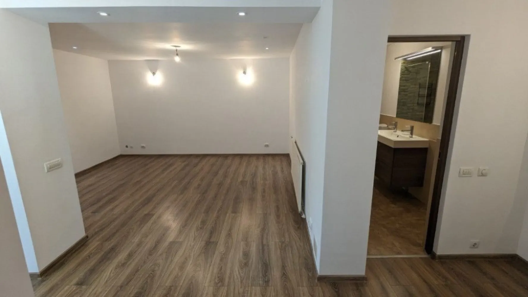 Casa Crangasi | 3 Camere | 5 min de mers Metrou Crangasi - Direct Proprietar, persoana fizica, am achiziționat imobilul în urma cu 11 ani.
Amenajările, consolidarea și instalațiile au fost realizate cu simț de răspundere pentru uz propriu, nu în vederea vânzării.
Motivul vânzării este că m-am mutat in altă țară.

Adresa exactă este:
Strada Geoagiu 6, sector 6

Casa este situată într-o zona linistita si ultracentrala din Cartierul Crangasi, la doar 5 minute de mers pe jos până la stația de metrou, tramvaiul 41 si alte conexiuni adiacente. Secția 20 de Poliție, Piața Crangasi, Magazinul Emag si alte magazine: Lidl, Mega Image, Profi, Carrefour sunt în proximitate.
De asemenea Complexul sportiv Sportul Studențesc este în apropiere la doar cateva minute de mers pe jos, iar Universitatea Politehnica la 20 minute de mers pe jos.

Detalii Tehnice:
- Imobilul detine toate utilitatile necesare: gaze, apa + canalizare, curent
- Casa este din caramida, fiind reconsolidata si renovată în totalitate
- Izolatie termica exterioara cu exudat de 10 cm
- Acoperiș nou din tabla cutata groasa de 0.5mm
- Teren de 130 m2, cu un spațiu liber de 65 m2 curte
- Curte betonata cu un detaliu de pamant de aproape 4m2 pentru flori langa gard

Configurare:
- Parter: Intrarea se face prin holul generos cu vizibilitate a livingului mare, separat este 1 dormitor, o baie si o bucatarie
- Mansarda: Intrarea se face prin scara exterioara. Holul este de asemenea locuibil, fiind disponibilă o camera si o baie
- Suprafața totala locuibila este de 100 m2 (P+M)
- În poze se poate vedea configurația completa

Dotari:
- Parcare interioară pentru o masina, cu posibilitate de parcare în fata portii
- Instalatia de căldură si cea electrică este nouă
- Centrala termica pe gaz
- Aer conditionat
- Parchet la parter si mocheta la mansarda
- Deschiderea casei este în partea de SUD, avand lumina si soare intreaga zi

Potențial:
- Imobilul este situat în zona M3, pe aceeași construcție se poate supraetaja obtinand P+1E+M
- Pe teren se poate construi un bloc de apartamente

Sunt disponibil la telefon sau prin mesaje, iar casa de asemenea se poate vizualiza oricand.

Prețul este negociabil!