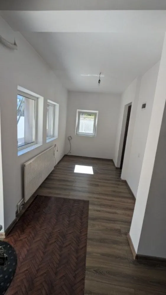 Casa Crangasi | 3 Camere | 5 min de mers Metrou Crangasi - Direct Proprietar, persoana fizica, am achiziționat imobilul în urma cu 11 ani.
Amenajările, consolidarea și instalațiile au fost realizate cu simț de răspundere pentru uz propriu, nu în vederea vânzării.
Motivul vânzării este că m-am mutat in altă țară.

Adresa exactă este:
Strada Geoagiu 6, sector 6

Casa este situată într-o zona linistita si ultracentrala din Cartierul Crangasi, la doar 5 minute de mers pe jos până la stația de metrou, tramvaiul 41 si alte conexiuni adiacente. Secția 20 de Poliție, Piața Crangasi, Magazinul Emag si alte magazine: Lidl, Mega Image, Profi, Carrefour sunt în proximitate.
De asemenea Complexul sportiv Sportul Studențesc este în apropiere la doar cateva minute de mers pe jos, iar Universitatea Politehnica la 20 minute de mers pe jos.

Detalii Tehnice:
- Imobilul detine toate utilitatile necesare: gaze, apa + canalizare, curent
- Casa este din caramida, fiind reconsolidata si renovată în totalitate
- Izolatie termica exterioara cu exudat de 10 cm
- Acoperiș nou din tabla cutata groasa de 0.5mm
- Teren de 130 m2, cu un spațiu liber de 65 m2 curte
- Curte betonata cu un detaliu de pamant de aproape 4m2 pentru flori langa gard

Configurare:
- Parter: Intrarea se face prin holul generos cu vizibilitate a livingului mare, separat este 1 dormitor, o baie si o bucatarie
- Mansarda: Intrarea se face prin scara exterioara. Holul este de asemenea locuibil, fiind disponibilă o camera si o baie
- Suprafața totala locuibila este de 100 m2 (P+M)
- În poze se poate vedea configurația completa

Dotari:
- Parcare interioară pentru o masina, cu posibilitate de parcare în fata portii
- Instalatia de căldură si cea electrică este nouă
- Centrala termica pe gaz
- Aer conditionat
- Parchet la parter si mocheta la mansarda
- Deschiderea casei este în partea de SUD, avand lumina si soare intreaga zi

Potențial:
- Imobilul este situat în zona M3, pe aceeași construcție se poate supraetaja obtinand P+1E+M
- Pe teren se poate construi un bloc de apartamente

Sunt disponibil la telefon sau prin mesaje, iar casa de asemenea se poate vizualiza oricand.

Prețul este negociabil!