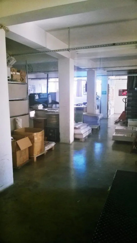 Casa/Vila/Spatiu comercial Rahova-Sos.Salaj - Recomandare: Gradinita/ After school/ Clinica / Depozit/ Productie/ Office /Show room/ Magazin
 STD 325 mp, teren 530 mp, amprenta la sol 156 mp.
Orientare SE - SV.
Doar 5,5 km pana la Unirea.
Constructie 2004, stalpi 35 cm, BCA 35 cm, acoperis Lindab, izolata termic polistiren exterior, alimentare curent 380 V - 220 V ( putere 17 kW),( la sosea principal de 24 m cu doua benzi/sens) centrale termice individuale, aer conditionat, internet, alarma, interfon, spatii parcare spatiu parcare in curte in fata cladirii + trotuar + sosea( 5-6 auto),.
Structura de rezistenta care mai suporta extinerea cu inca 2 etaje.
Parter 
OPEN SPACE tip hala H- 3m, pardoseala fasonata care suporta greutate f. mare, 3 usi acces ( 1 dubla tip marfa + 2 normale), 1 grup sanitar ( cu dus ), 2 aer conditionat, alarma, interfon, incalzire calorifere / thermostat zonal perete 
Etaj 1
 - 7 camere, 1 oficiu cu chicineta, 3 grupuri sanitare ( 1 grup cu dus), 2 holuri, complet gresie trafic intens/birou parchet, incalzire calorifere / 2 thermostate zonale perete, termopan, 3 aer conditionat, alarma, 2 scari de acces , centrala telefonica
Mansarda inalta locuibila
- intrare separata, utilitatile separate de parter si etaj, residential, 5 camere, 2 holuri, 3 bai( dus si cada), bucatarie, terasa, 4 aer conditionat, incalzire calorifere / thermostat zonal perete, alarma, interfon, internet, ferestre de mansarda, pregatita pentru racordare incalzire cu panouri solare
Gradina curte 
 - 380 mp utili, gard h= 3m plus gard extra de plasa ( total 4,8m), porti metalice, pavaj dale/ alei dale, foisor, brazi, pomi fructiferi, flori, gazon 
 Vecinatati: magazine Lidl (900m), Kaufland ( 500m), Penny, Profi ( 300m) scoala, parc, benzinarii, alte spatii comerciale, piata, case-vile, autobuz direct Unirea, tramvai 800m.
1.Vanzare
 2 Posibilitati inchiriere: 
Parter + etaj 1
Parter + etaj + mansarda