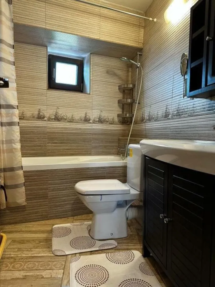 Proprietar: ap 4 cam, 110mp, Bdul Unirii 55, pozitie excelenta - Proprietar ofer spre vanzare apartament 4 cam, Bdul Unirii 55, exact langa Hotel Union Plaza, etaj 7 din 8, vedere excenlenta pe ambele parti ale blocului.
An constructie 1995, suprafata 110mp, 2 balcoane unul inchis pe spate si altul deschis spre bulevard, aer conditionat in toate camerele, renovat lux, termopane tripan maro.
Se da cu mobilierul de baie si bucatarie inclus in pret si la cerere se poate vinde si restul mobilierului.