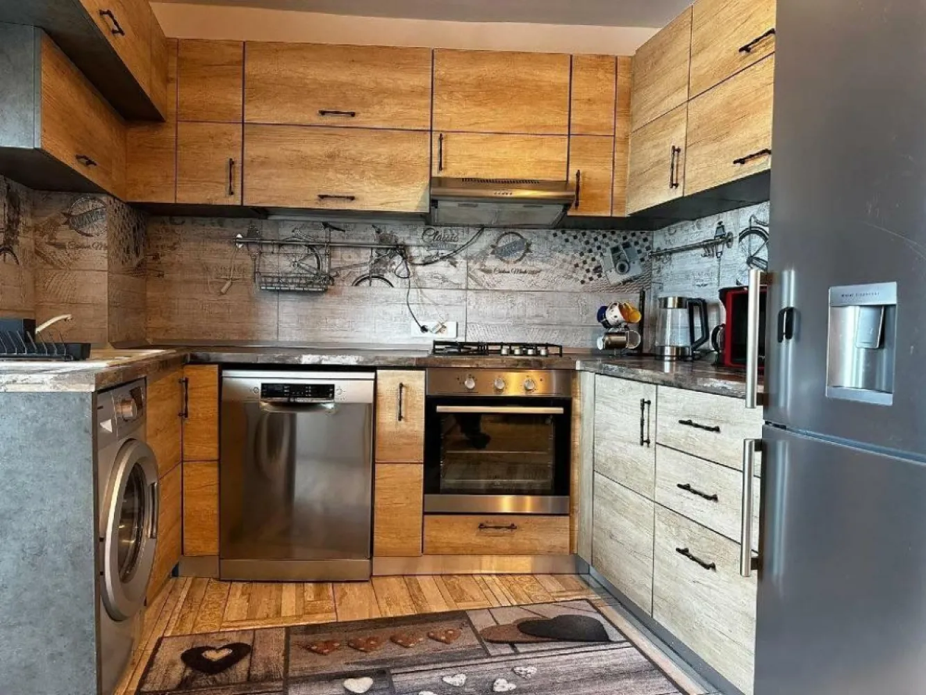 Proprietar: ap 4 cam, 110mp, Bdul Unirii 55, pozitie excelenta - Proprietar ofer spre vanzare apartament 4 cam, Bdul Unirii 55, exact langa Hotel Union Plaza, etaj 7 din 8, vedere excenlenta pe ambele parti ale blocului.
An constructie 1995, suprafata 110mp, 2 balcoane unul inchis pe spate si altul deschis spre bulevard, aer conditionat in toate camerele, renovat lux, termopane tripan maro.
Se da cu mobilierul de baie si bucatarie inclus in pret si la cerere se poate vinde si restul mobilierului.