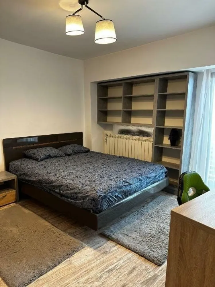 Proprietar: ap 4 cam, 110mp, Bdul Unirii 55, pozitie excelenta - Proprietar ofer spre vanzare apartament 4 cam, Bdul Unirii 55, exact langa Hotel Union Plaza, etaj 7 din 8, vedere excenlenta pe ambele parti ale blocului.
An constructie 1995, suprafata 110mp, 2 balcoane unul inchis pe spate si altul deschis spre bulevard, aer conditionat in toate camerele, renovat lux, termopane tripan maro.
Se da cu mobilierul de baie si bucatarie inclus in pret si la cerere se poate vinde si restul mobilierului.