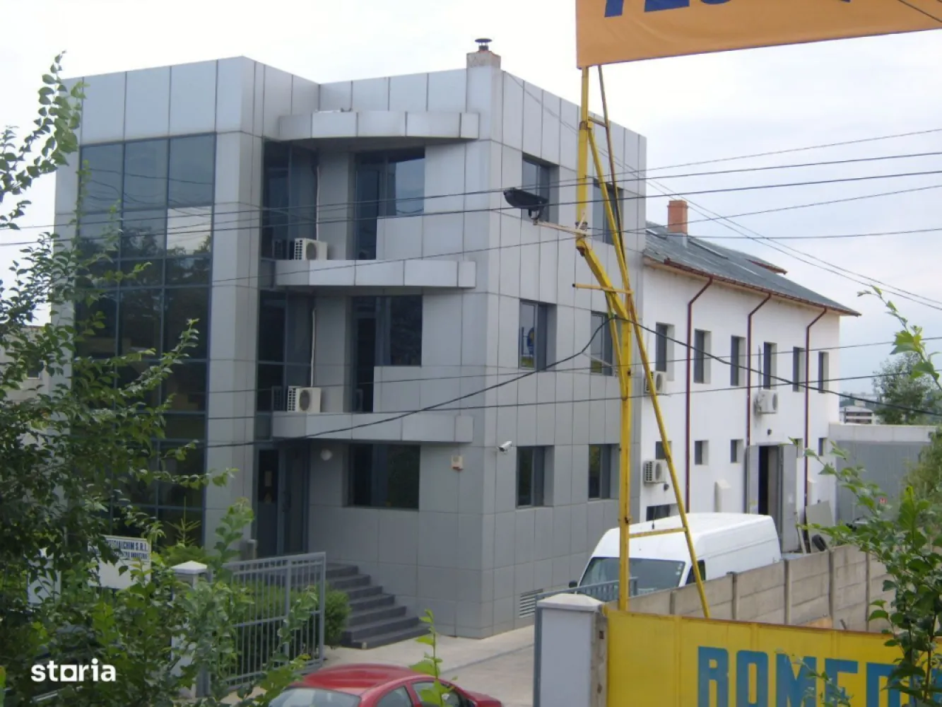 spatiu comercial/clinica/camin de batrani - Vanzare cladire birouri, depozit, locuinta , garaj ;iesire la doua strazi , teren 1000 mp , suprafata construita 960 mp , pretabil clinica, cresa, azil de batrani, spital , show room etc 
Cladirea este situata pe Sos. Fundeni , vis a vis de spital, in imediata apropiere fata de viitoarea statie de tren metropolitan.
Pret 1.400.000 euro + tva