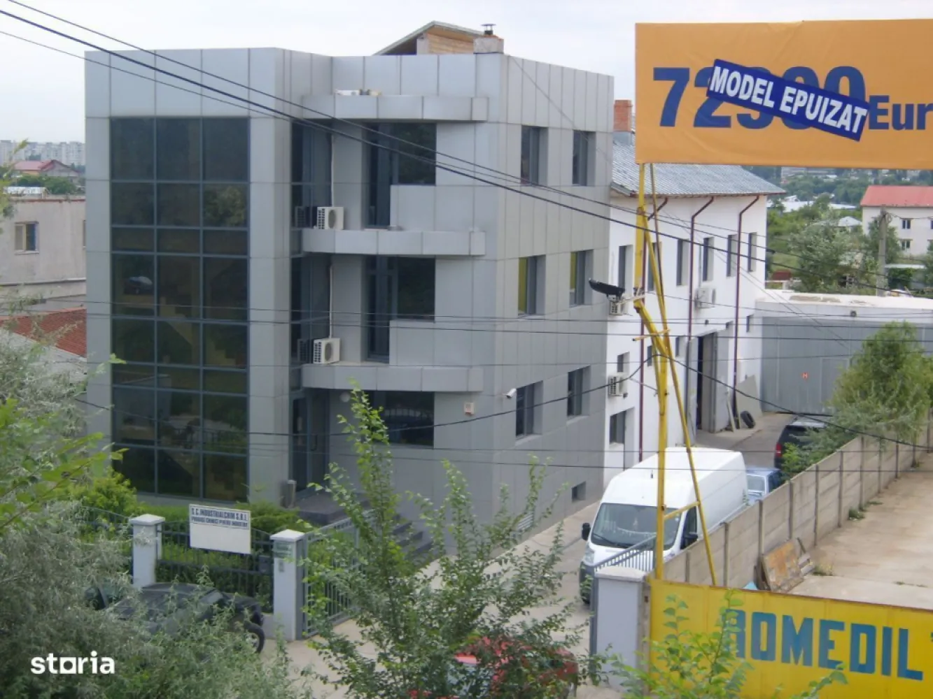 spatiu comercial/clinica/camin de batrani - Vanzare cladire birouri, depozit, locuinta , garaj ;iesire la doua strazi , teren 1000 mp , suprafata construita 960 mp , pretabil clinica, cresa, azil de batrani, spital , show room etc 
Cladirea este situata pe Sos. Fundeni , vis a vis de spital, in imediata apropiere fata de viitoarea statie de tren metropolitan.
Pret 1.400.000 euro + tva
