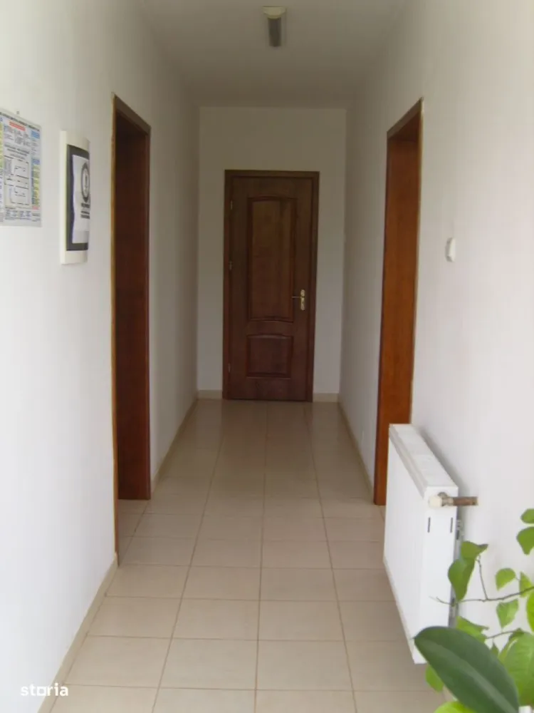 spatiu comercial/clinica/camin de batrani - Vanzare cladire birouri, depozit, locuinta , garaj ;iesire la doua strazi , teren 1000 mp , suprafata construita 960 mp , pretabil clinica, cresa, azil de batrani, spital , show room etc 
Cladirea este situata pe Sos. Fundeni , vis a vis de spital, in imediata apropiere fata de viitoarea statie de tren metropolitan.
Pret 1.400.000 euro + tva