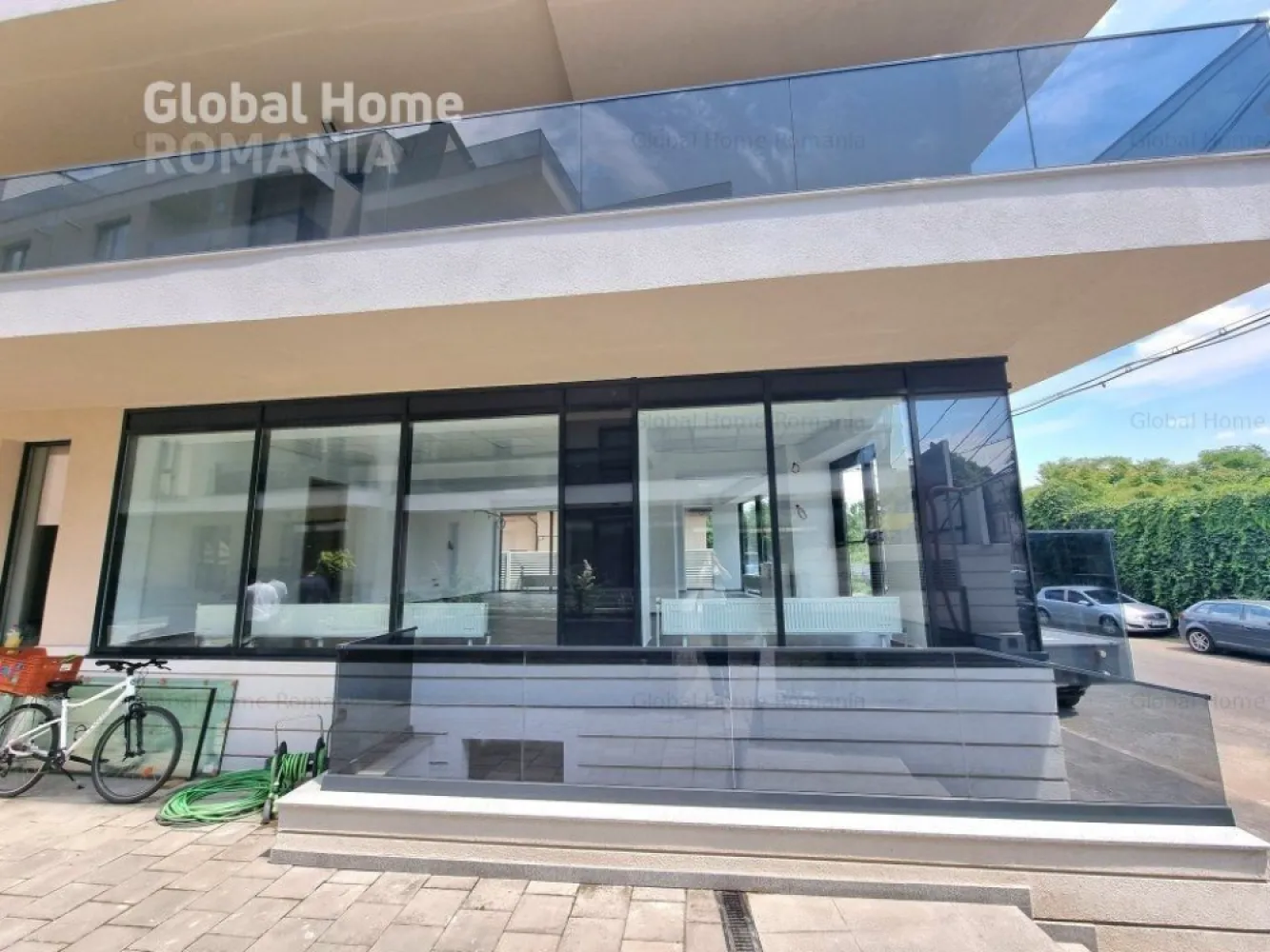 13 Septembrie, Panduri, Unirii, Catedral Residence, spatiu com. 180 mp, vitrina 25 mp - Cosmin Vasilache ^ Global Home Romania ^ Real Estate Agency ^ Imobiliare
0% Comision

Spatiu Comercial cu o suprfata utila de 180 situat in zona centrala a capitalei avand accces rapid catre toane zonele de intres ale Bucurestiului.
Proprietatea este situata in cadrul unui ansamblu rezidential cu o viziune moderna asupra mediului de locuit finalizat in anul 2022.
Imobilul este situat pe Str. Gheorgheni - Catedral Residence avand aprioximativ 120 unitati.
INFORMATII TEHNICE
Infrastructura cladirii (fundatii) este de tip cutie rigida din beton armat (fundatii, pereti si planseul de peste demisol din beton armat).
Suprastructura de tip cadre de beton armat, alcatuita din stalpi, pereti si plansee din beton armat. La realizarea structurii de rezistenta s-au folosit beton de rezistenta C25/30 in plansee si C30/37 in elementele verticale (stalpi si pereti). Otelul beton utilizat in armare este de tip BST500S.
Acoperisul constructiei este de tip sarpanta din lemn ecarisat de rasinoase cu invelitoare din tabla faltuita. Toate elementele componente ale sarpantei din lemn (popi, capriori, clesti, cosoroabe, astereala) au fost supuse tratamentului impotriva cariilor, insectelor, mucegaiului, fungilor si nu in ultimul rand impotriva focului.
Toate materialele utilizate in executia structurii de rezistenta au fost prevazute in proiectul tehnic de rezistenta mecanica si stabilitate si, au fost insotite de fise tehnice, agrement tehnic de conformitate, documente ce se regasesc in Cartea Tehnica a Constructiei.
Constructia a fost proiectata sa reziste la cutremure cu magnitudinea cuprinsa intre 8 si 8,5 grade pe scara Richter.
Izolarea este realizata cu polistiren expandat EPS 80 de 100 mm ecranat intre nivele cu vata bazaltica de 100 mm pentru confort termic, acustic, siguranta la incendiu si un impact redus asupra mediului inconjurator
Tencuiala decorativa de exterior este rezistenta la apa, texturata, permeabila la vapori, rezistenta la fisuri si solicitari mecanice, protejeaza izolatia termica, durabila, usor de revopsit pentru a da in viitor cladirii un aer proaspat si a facilita intretinerea si repararea.
Ferestre Salamander Bluevolution 82 – Noua generatie a sistemului Blu Evolution are o structura inovativa cu 6 camere, adancime constructiva de 82 mm. Sistemul dispune de o protectie termica optima oferind cea mai buna eficienta energetica. Izolarea termica a ferestrei Blu Evolution 82 este excelenta pentru ca garnitura mediana imbunatateste proprietatile termice si acustice si ofera o protectie sigura impotriva vantului si ploii.
Accesorii feronerie ROTO NT
Geam termopan 44 mm Tripan Clar + Clar + Low-e
Finisaj Gri Graphite
Garantie – 24 luni
VIDEOINTERFON ELECTRA SMART
Videointerfon ELECTRA SMART – Panou exterior cu suprafata GLASS securizata 8 mm, carcasa aluminiu, camera video 1/3 CCD Sony (537×597), display electronic pentru lista locatari, tastatura touch iluminata, comunicatie full-dup
Centrala termica in condensatie VAILLANT ecoTEC intro VUW 18/24 AS/1-1 pentru incalzire si preparare apa calda in regim instant.
ECOTEC Intro ofera tot ce ati putea dori de la o solutie moderna de incalzire si apa calda menjera: calitate inalta, tehnologie de ultima generatie si robustete.
Consum de energie in standby mai mic de 2W
Debit apa calda – 11,5 l / min, (ΔT = 30° C)
Display touch screen