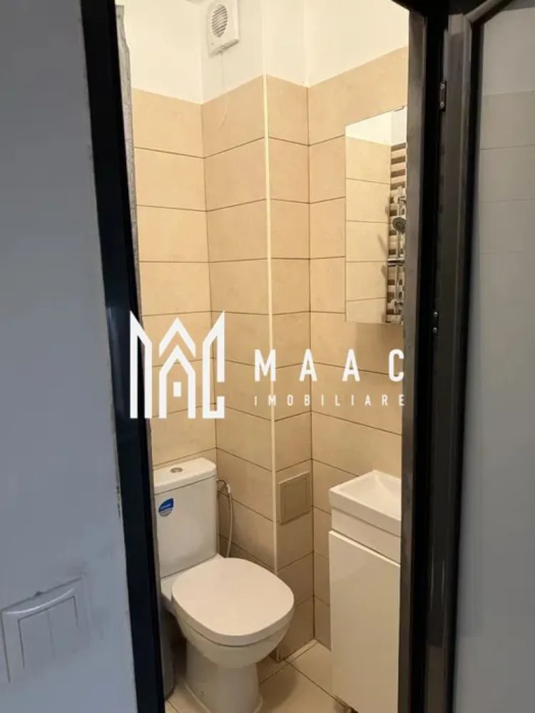 Garsoniera | Etaj 1 | Mobilata | Renovata | Vasile Aaron - MAAC Imobiliare va prezinta o garsoniera situata la etajul 1/4 in zona Vasile Aaron.

Suprafață utilă: 22 mp
Etaj: 1/4 (cu pod deasupra)
Stare: Complet renovată

Caracteristici principale:
Renovată complet.
Orientare către soare: Garsoniera este luminoasă și primitoare.
Geamuri termopan
Încălzire economică: Deși nu are sistem de încălzire pe gaze, garsoniera este echipată cu un boiler electric și un convector de încălzire, ideal pentru suprafața de 22 mp, reducând semnificativ costurile de întreținere.
Mobilată și utilată: Se vinde exact ca în poze, complet mobilată

Blocul:
Scara bine întreținută.
Izolare termică.

Zona:
Facilități în apropiere: În imediata vecinătate găsiți școli, grădinițe, parcuri, magazine și o sală de forță.

Pentru mai multe detalii precizati telefonic ca ati vazut anuntul cu ID: CP2529748