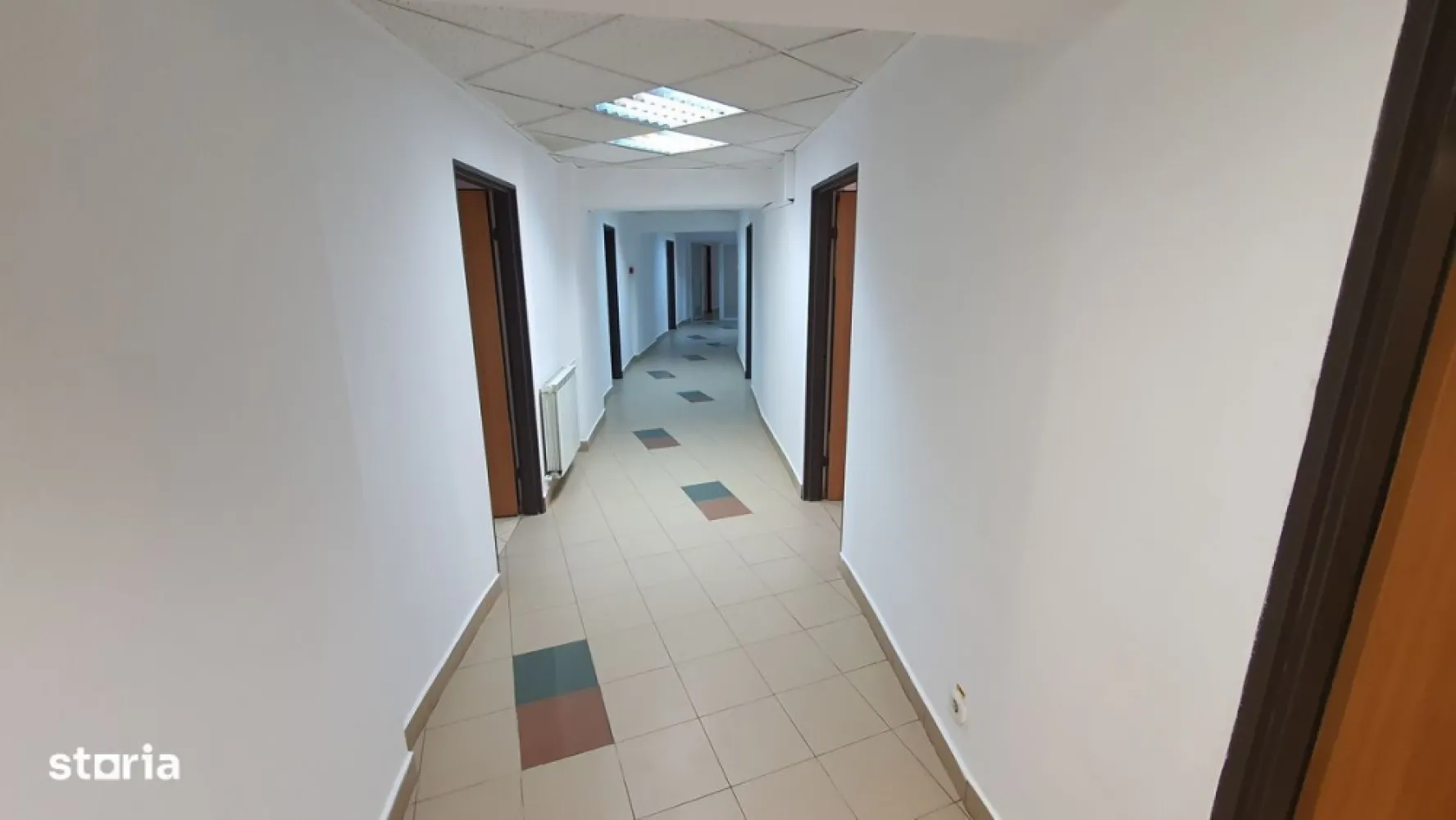 Spatiu birouri de vanzare in Piata Unirii, blocul Sitraco, 1100 mp - .
Vindem spatiu de birouri situat in cladirea Sitraco Center (vedere la fantani), la 1 minut de metrou Piata Unirii, intr-o zona cu acces facil la transportul in comun si punctele de interes principale. Spatiul este compartimentat si se afla la etajul 2 al cladirii. Suprafata totala este de 1100 mp si se desfasoara pe 2 tronsoane. Accesul se face din ambele tronsoane (2 intrari separate).
IDEAL PENTRU INVESTITIE: spatiul are deja chiriasi, cu o perioada contractuala de 3 ani.
*Cele 2 tronsoane se pot achizitiona si separat
Alte avantaje:
◾ pozitia etajul 2 al unui imobil cu regim de inaltime mare
◾ mijloace de transport metrou, STB
◾ vedere la fantani
◾ beneficiaza de 4 lifturi
◾ receptie si paza umana 24h/24
◾ locuri de parcare in parcarea pazita din spatele blocului (accesul la bariera se face cu telecomanda)
Pretul: 2.200.000 EUR, usor negociabil