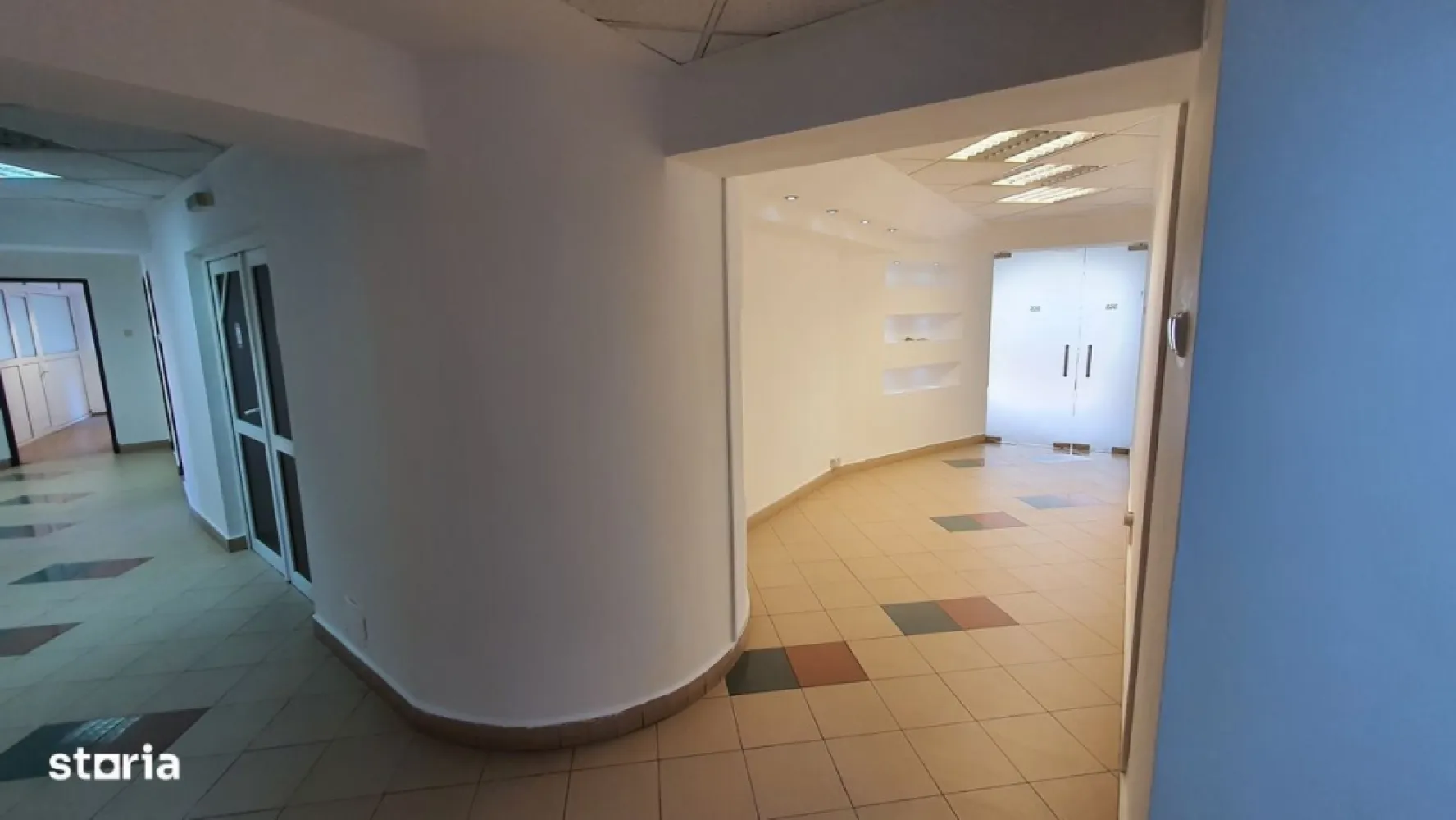 Spatiu birouri de vanzare in Piata Unirii, blocul Sitraco, 1100 mp - .
Vindem spatiu de birouri situat in cladirea Sitraco Center (vedere la fantani), la 1 minut de metrou Piata Unirii, intr-o zona cu acces facil la transportul in comun si punctele de interes principale. Spatiul este compartimentat si se afla la etajul 2 al cladirii. Suprafata totala este de 1100 mp si se desfasoara pe 2 tronsoane. Accesul se face din ambele tronsoane (2 intrari separate).
IDEAL PENTRU INVESTITIE: spatiul are deja chiriasi, cu o perioada contractuala de 3 ani.
*Cele 2 tronsoane se pot achizitiona si separat
Alte avantaje:
◾ pozitia etajul 2 al unui imobil cu regim de inaltime mare
◾ mijloace de transport metrou, STB
◾ vedere la fantani
◾ beneficiaza de 4 lifturi
◾ receptie si paza umana 24h/24
◾ locuri de parcare in parcarea pazita din spatele blocului (accesul la bariera se face cu telecomanda)
Pretul: 2.200.000 EUR, usor negociabil