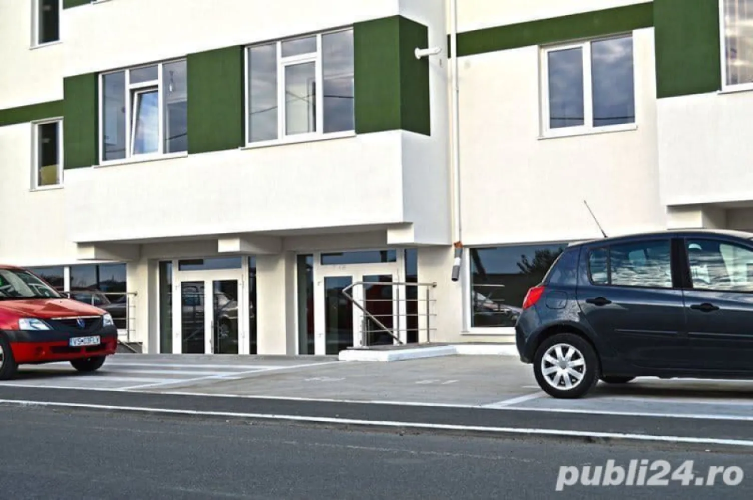 Ofer spre vanzare Spatiu Comercial 170mp + 70mp Parcare - Vand spatiu comercial 240 m (170 m utili + 70m parcare)
Spatiul este dimensionat 13,5m * 12,5m
-Spatiul contine : Granit , tavan fals , grup sanitar , contorizat individual lumina-gaze inclusiv 380V
- Fata in fata cu statia de STB.
- 5 locuri de parcare 
Strada Tineretului 58 Militari Residence

Detalii extra: telefon