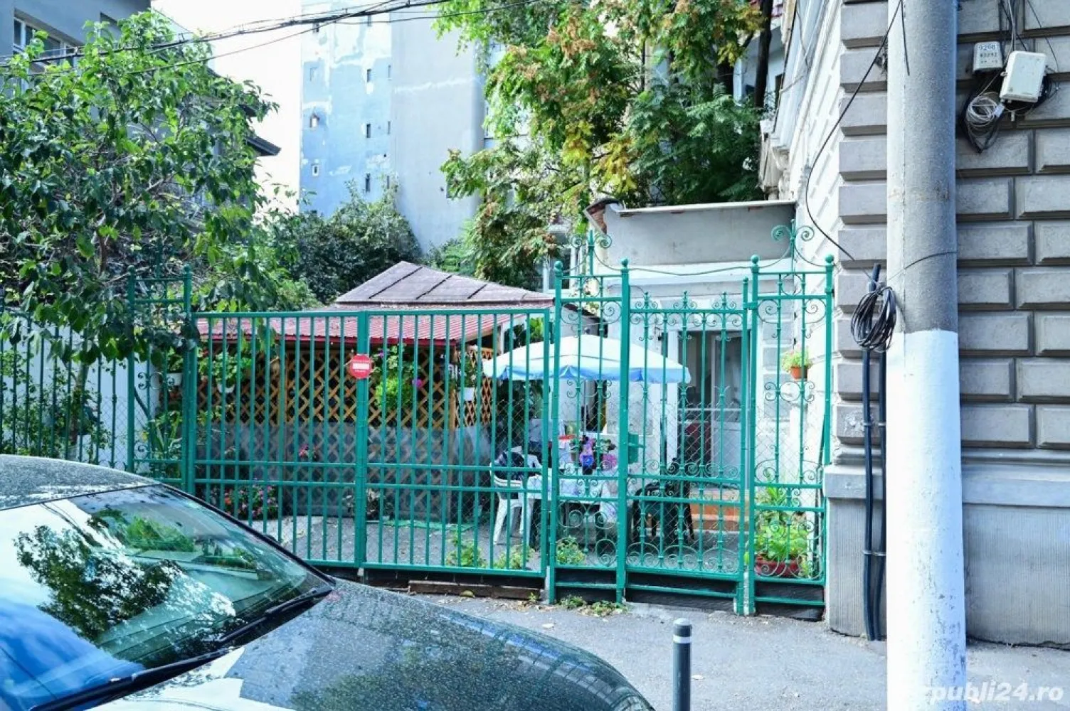 Spatiu comercial si casa de vanzare - Proprietar vand spatiu comercial si casa in aceeasi cladire . spatiul comercial aproximativ 180 mp la demisol, fost restaurant Excalibur , actual salon de masaj , apartamentul 2 camere la parter cu iesire in curte, anexa in curte tip garsoniera formata din camera,baie si bucatarie .total 262 mp ,cladirea nu are grad seismic, intrarile sunt separate si pot avea continuitate daca se doreste. racordate la apa ,gaze si lumina , acte la zi, zona piata Kogalniceanu , pret 320000 euro discutabil