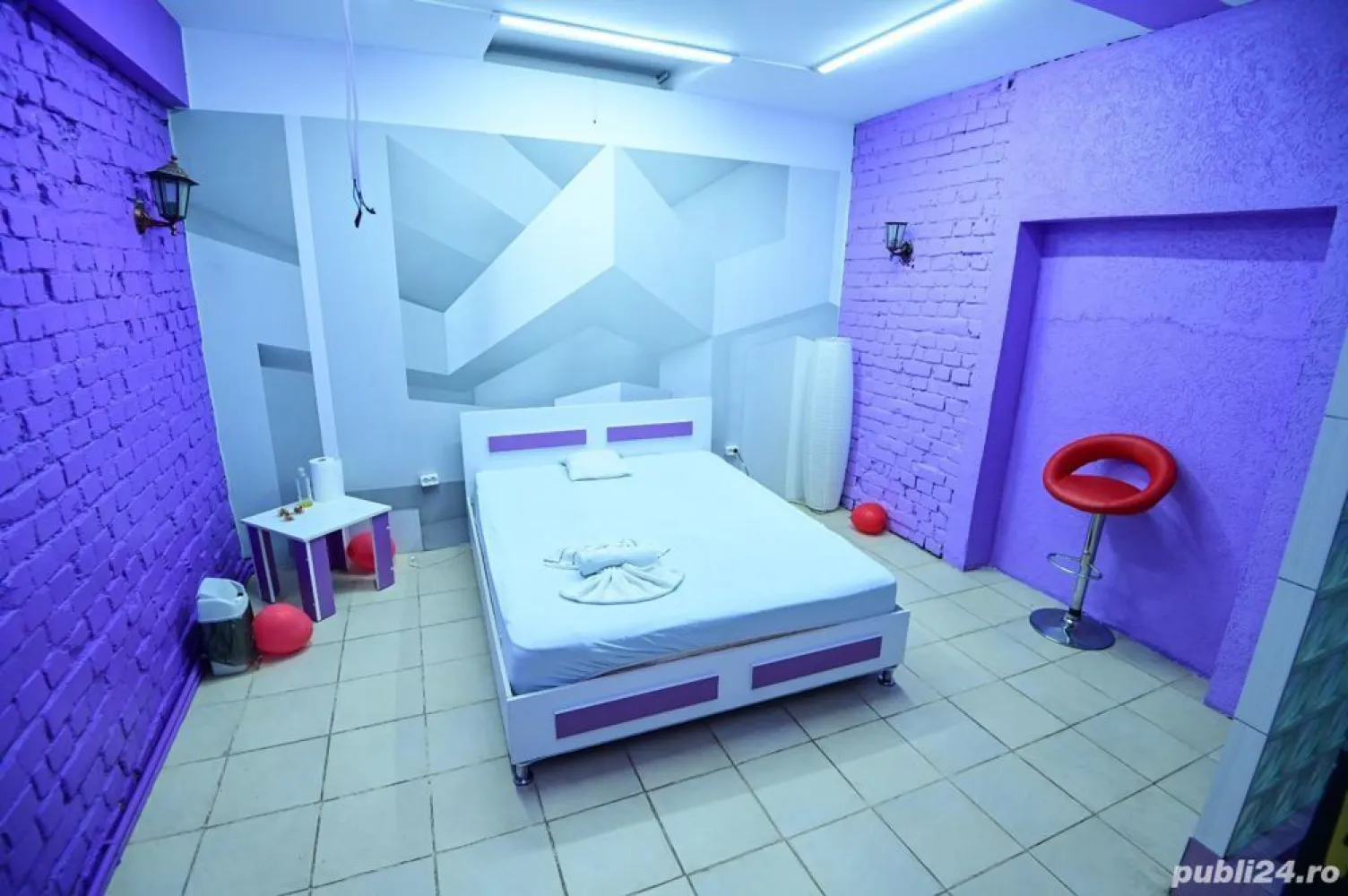 Spatiu comercial si casa de vanzare - Proprietar vand spatiu comercial si casa in aceeasi cladire . spatiul comercial aproximativ 180 mp la demisol, fost restaurant Excalibur , actual salon de masaj , apartamentul 2 camere la parter cu iesire in curte, anexa in curte tip garsoniera formata din camera,baie si bucatarie .total 262 mp ,cladirea nu are grad seismic, intrarile sunt separate si pot avea continuitate daca se doreste. racordate la apa ,gaze si lumina , acte la zi, zona piata Kogalniceanu , pret 320000 euro discutabil