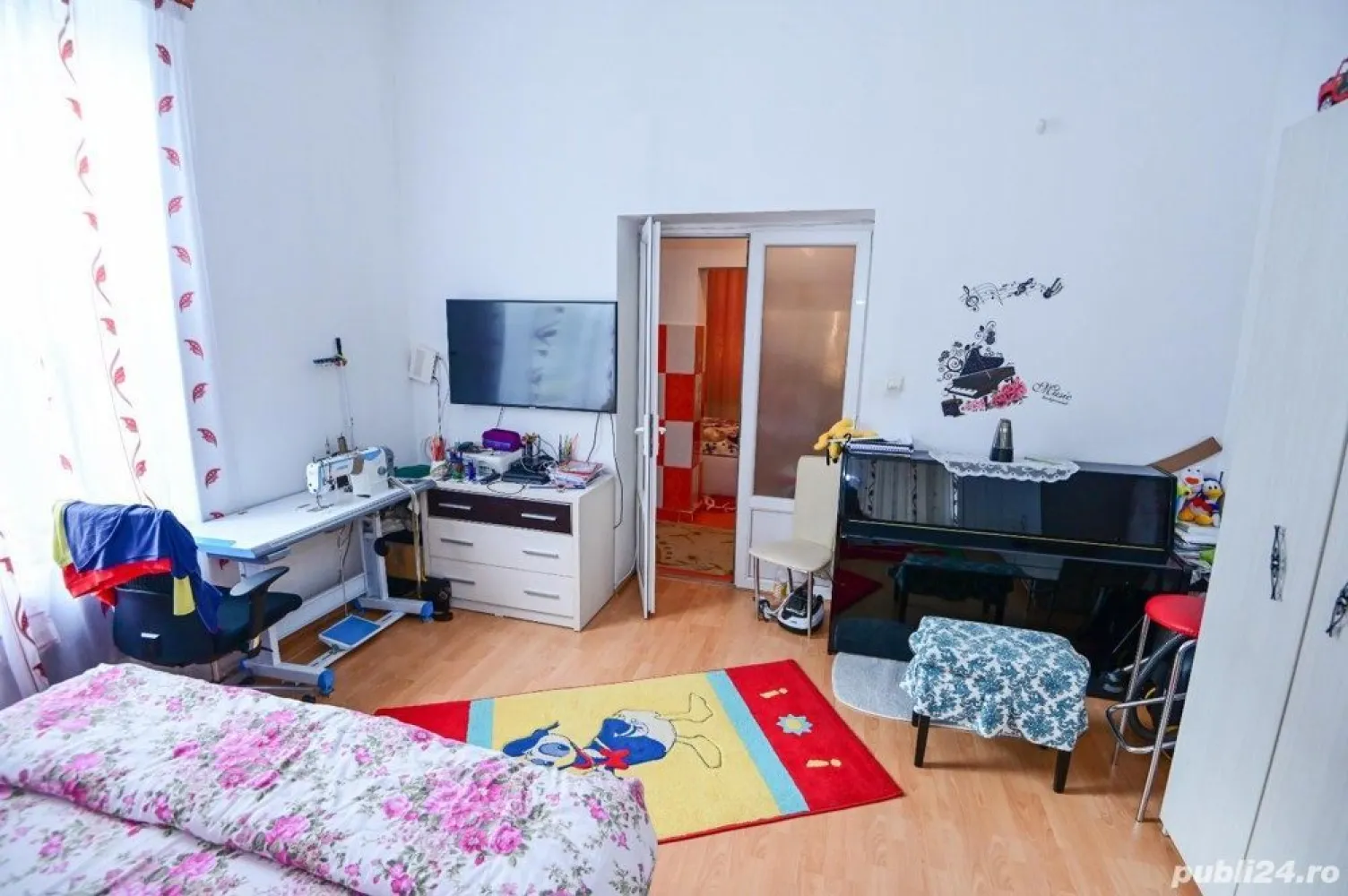 Spatiu comercial si casa de vanzare - Proprietar vand spatiu comercial si casa in aceeasi cladire . spatiul comercial aproximativ 180 mp la demisol, fost restaurant Excalibur , actual salon de masaj , apartamentul 2 camere la parter cu iesire in curte, anexa in curte tip garsoniera formata din camera,baie si bucatarie .total 262 mp ,cladirea nu are grad seismic, intrarile sunt separate si pot avea continuitate daca se doreste. racordate la apa ,gaze si lumina , acte la zi, zona piata Kogalniceanu , pret 320000 euro discutabil