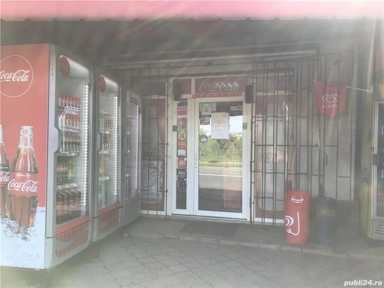 Spatiu com casa - Sos Petricani - Casa spatiu com. stradal. 150mp teren 65 mp utili cladire. Proprietar, cadastru, carte funciara. An constructie cladire 2000.
La 2 min de A3
In prezent este mag alimentar functional.
Posibilitate vanzare afacere. 
Detalii la cerere.
