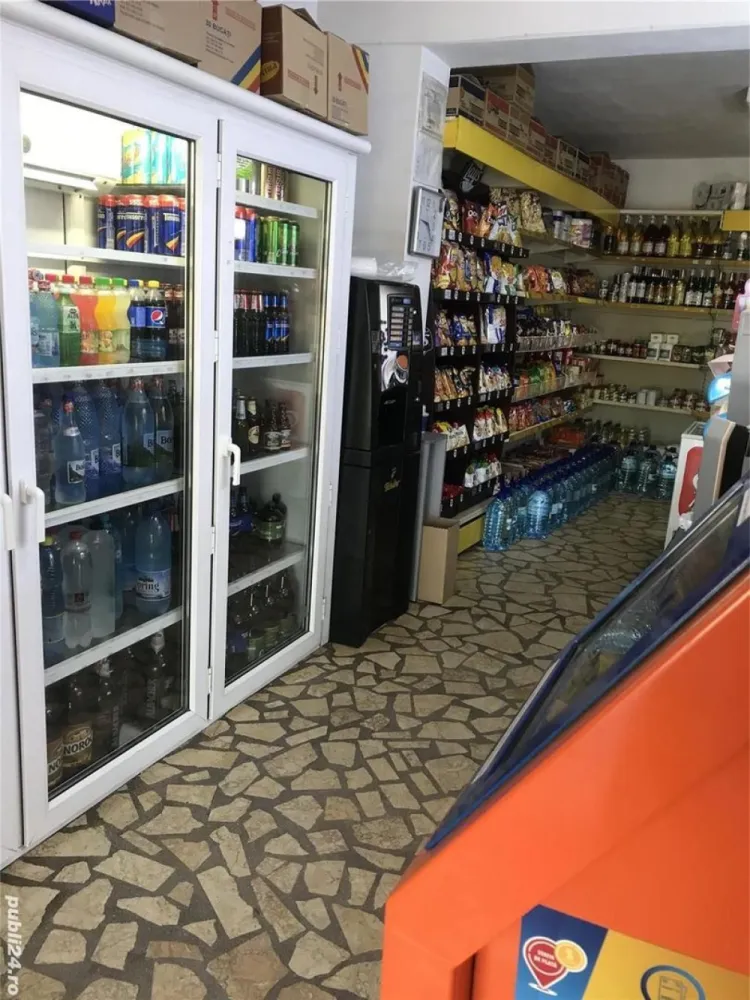 Spatiu com casa - Sos Petricani - Casa spatiu com. stradal. 150mp teren 65 mp utili cladire. Proprietar, cadastru, carte funciara. An constructie cladire 2000.
La 2 min de A3
In prezent este mag alimentar functional.
Posibilitate vanzare afacere. 
Detalii la cerere.