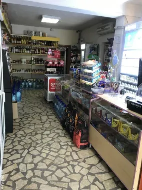 Spatiu com casa - Sos Petricani