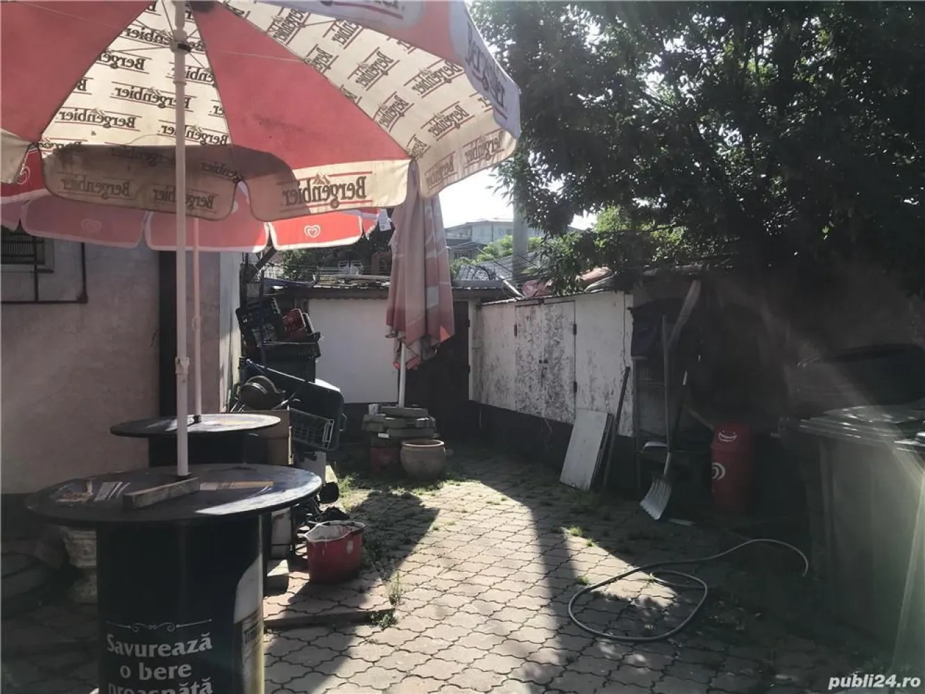 Spatiu com casa - Sos Petricani - Casa spatiu com. stradal. 150mp teren 65 mp utili cladire. Proprietar, cadastru, carte funciara. An constructie cladire 2000.
La 2 min de A3
In prezent este mag alimentar functional.
Posibilitate vanzare afacere. 
Detalii la cerere.