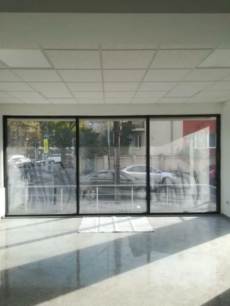 Vanzare spatiu comercial Drumul Sarii 150 mp - Spatiu comercial de vanzare zona Drumul Sarii / Academie / Cotroceni / 13 Septembrie parter + demisol in suprafata de 150 mp.

Spatiul comercial de la parter are 70 mp, iar cel de la demisol 80 mp. Ambele spatii au cate doua intrari separate si cate un grup sanitar fiecare.

Imobilul este situat la intersectia dintre strazile Constantin Marinescu si Drumul Sarii.

Spatiile se preteaza pentru activitate comerciala cat si pentru birouri .

Cele doua spatii sunt disponibile si pentru inchiriere.