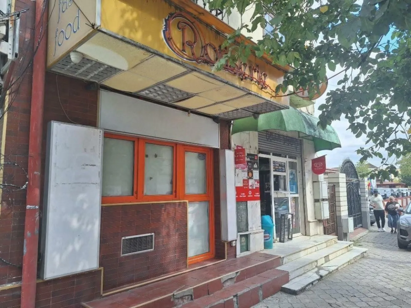 Vand 2 spatii comerciale alaturate, 40mp fiecare p+s , Bdul George Cosbuc - Vand doua spatii comerciale alaturate, 44mp fiecare, parter+subsol , acces stradal, Bdul George Cosbuc 40