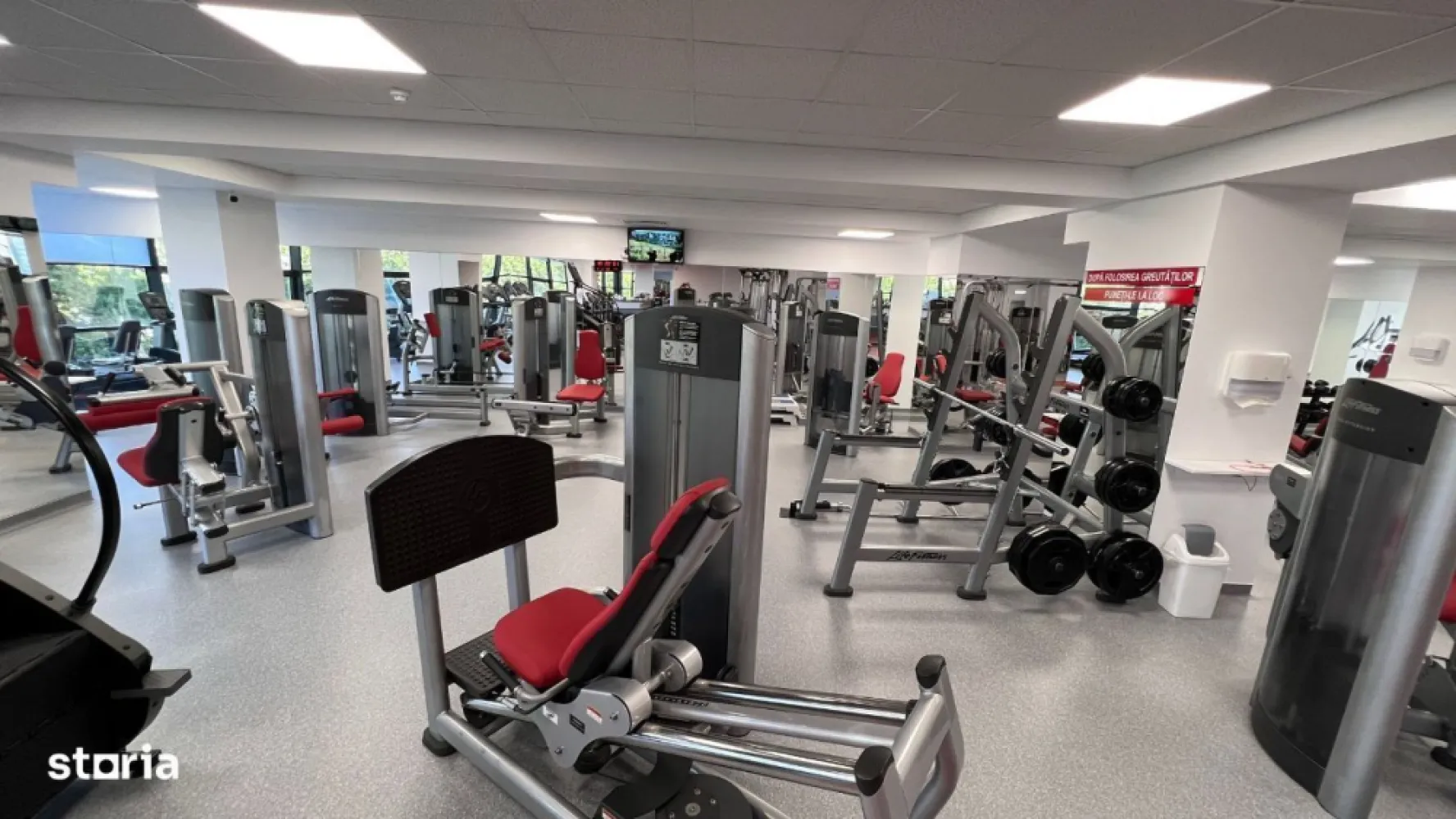 Sala fitness lux - Vand sala de fitness de lux, situata in zona Nordului. Sala are 1000 mp, 2 sali de aerobic, este echipata full Life Fitness. Are vestiare complet noi, dusuri cu hidromasaj, sistem de climatizare de ultima generatie,finisaje de lux, posibilitate parcare, pret 230000€ negociabil.