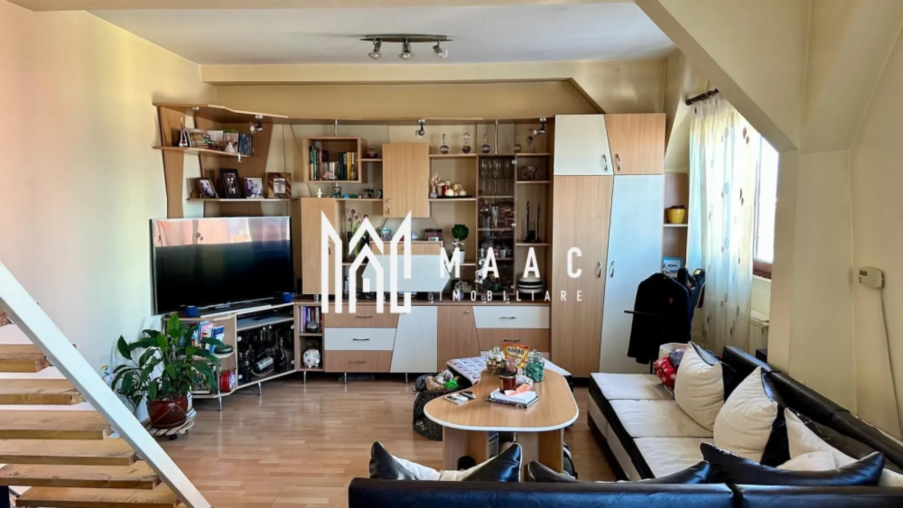 Apartament 3 camere | Balcon | 60 MPU | Decomandat | Cedonia - MAAC Imobiliare vă propune spre vânzare un apartament cu 3 camere, complet mobilat și utilat, situat în Cedonia, în imediata apropiere a Școlii nr. 21 din Sibiu.

Detalii generale:
Tip proprietate: apartament cu 3 camere
Localizare: Sibiu, zona Cedonia
An construcție apartament: 2004
Suprafață utilă: 60 mp
Etaj: 5 din 5
Compartimentare: decomandat

Dotări și finisaje:
Bucătărie complet mobilată și echipată 
Living și dormitoare mobilate cu bun gust, pregătite pentru mutare imediată
Baie complet utilată
Balcon
Centrală termică proprie
Sistem de aer condiționat

Avantaje și zonă:
Locație excelentă, cu acces rapid către:
Școala Generală nr. 21
Grădinițe, magazine și piață agroalimentară
Mijloace de transport în comun
Ideal atât pentru locuință personală, cât și pentru investiție prin închiriere.

Pentru mai multe detalii sau pentru a programa o vizionare, va rugam specificati telefonic: CP2529645