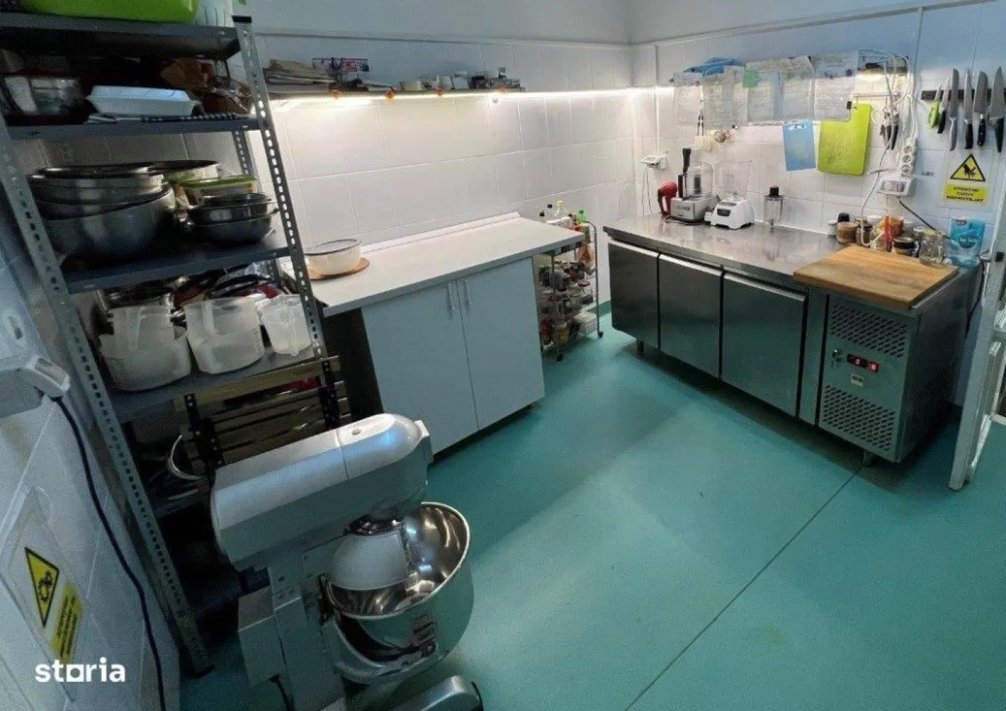 Vand dotari laborator cofetarie - patiserie utilat si autorizat - Vand/inchiriez laborator cofetarie - patiserie autorizat DSV si DSP cu punct de desfacere in locatie pregatit integral si in functiune.
Locatia este in sectorul 2 intre Spitalul Foisor si Spitalul Gerota, are 80mp, 4 camere de lucru, la parterul unei case, cu o chirie foarte atractiva.
Spatiul a fost pregatit special pentru productia de patiserie si cofetarie cu faianta pe toti peretii, linoleum special pentru laboratoare de productie, instalatia electrica complet refacuta pentru a face fata la consumatori (cuptoare, congelatoare, frigider si AC), hota cu motor si tubulatuira pentru cele 2 cuptoare cu inductie, AC in fiecare sala de lucru, instalatie sanitara - chiuvete duble de inox in fiecare sala de productie si partitie de gaze separata cu contor pe firma. Spatiul are construita o partitie speciala unde se vand produsele din vitrinele de expunere - stil vanzare la gemulet. Deschiderea pentru vanzare este pe colt, la intersectia a 2 strazi.
Daca se doreste, se pot vinde si utilajele din laborator, separat :  cuptoare de patiserie cu suporti si Hota cu motor si tubulatura, frigidere, vitrine frigorifice, presa de tarte cu 2 placi cu forme diferite, mixere, vase profesionale, forme diverse tarte, forme diverse silicon pentru mousseuri, cutii de transport si depozitare, etc.
Pentru vizionare si mai multe detalii sunati la tel