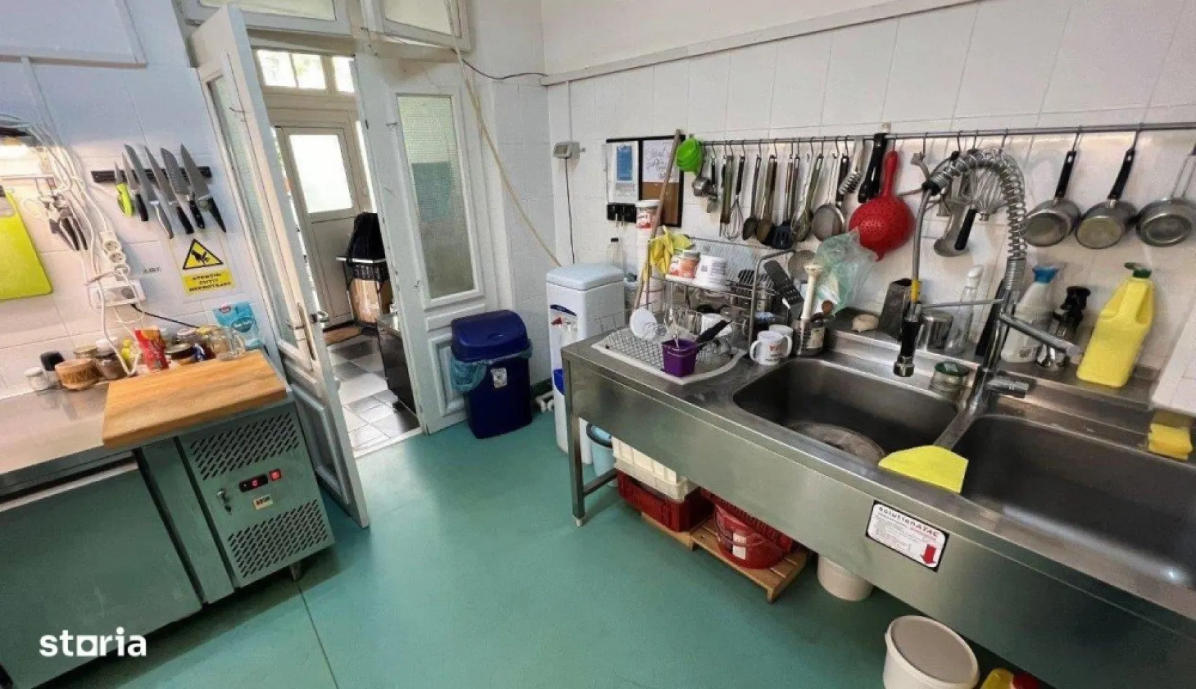 Vand dotari laborator cofetarie - patiserie utilat si autorizat - Vand/inchiriez laborator cofetarie - patiserie autorizat DSV si DSP cu punct de desfacere in locatie pregatit integral si in functiune.
Locatia este in sectorul 2 intre Spitalul Foisor si Spitalul Gerota, are 80mp, 4 camere de lucru, la parterul unei case, cu o chirie foarte atractiva.
Spatiul a fost pregatit special pentru productia de patiserie si cofetarie cu faianta pe toti peretii, linoleum special pentru laboratoare de productie, instalatia electrica complet refacuta pentru a face fata la consumatori (cuptoare, congelatoare, frigider si AC), hota cu motor si tubulatuira pentru cele 2 cuptoare cu inductie, AC in fiecare sala de lucru, instalatie sanitara - chiuvete duble de inox in fiecare sala de productie si partitie de gaze separata cu contor pe firma. Spatiul are construita o partitie speciala unde se vand produsele din vitrinele de expunere - stil vanzare la gemulet. Deschiderea pentru vanzare este pe colt, la intersectia a 2 strazi.
Daca se doreste, se pot vinde si utilajele din laborator, separat :  cuptoare de patiserie cu suporti si Hota cu motor si tubulatura, frigidere, vitrine frigorifice, presa de tarte cu 2 placi cu forme diferite, mixere, vase profesionale, forme diverse tarte, forme diverse silicon pentru mousseuri, cutii de transport si depozitare, etc.
Pentru vizionare si mai multe detalii sunati la tel
