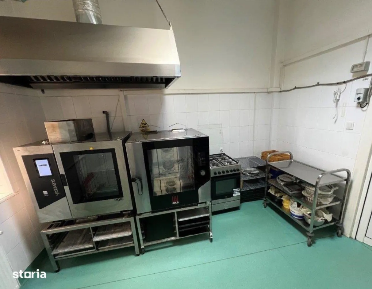 Vand dotari laborator cofetarie - patiserie utilat si autorizat - Vand/inchiriez laborator cofetarie - patiserie autorizat DSV si DSP cu punct de desfacere in locatie pregatit integral si in functiune.
Locatia este in sectorul 2 intre Spitalul Foisor si Spitalul Gerota, are 80mp, 4 camere de lucru, la parterul unei case, cu o chirie foarte atractiva.
Spatiul a fost pregatit special pentru productia de patiserie si cofetarie cu faianta pe toti peretii, linoleum special pentru laboratoare de productie, instalatia electrica complet refacuta pentru a face fata la consumatori (cuptoare, congelatoare, frigider si AC), hota cu motor si tubulatuira pentru cele 2 cuptoare cu inductie, AC in fiecare sala de lucru, instalatie sanitara - chiuvete duble de inox in fiecare sala de productie si partitie de gaze separata cu contor pe firma. Spatiul are construita o partitie speciala unde se vand produsele din vitrinele de expunere - stil vanzare la gemulet. Deschiderea pentru vanzare este pe colt, la intersectia a 2 strazi.
Daca se doreste, se pot vinde si utilajele din laborator, separat :  cuptoare de patiserie cu suporti si Hota cu motor si tubulatura, frigidere, vitrine frigorifice, presa de tarte cu 2 placi cu forme diferite, mixere, vase profesionale, forme diverse tarte, forme diverse silicon pentru mousseuri, cutii de transport si depozitare, etc.
Pentru vizionare si mai multe detalii sunati la tel