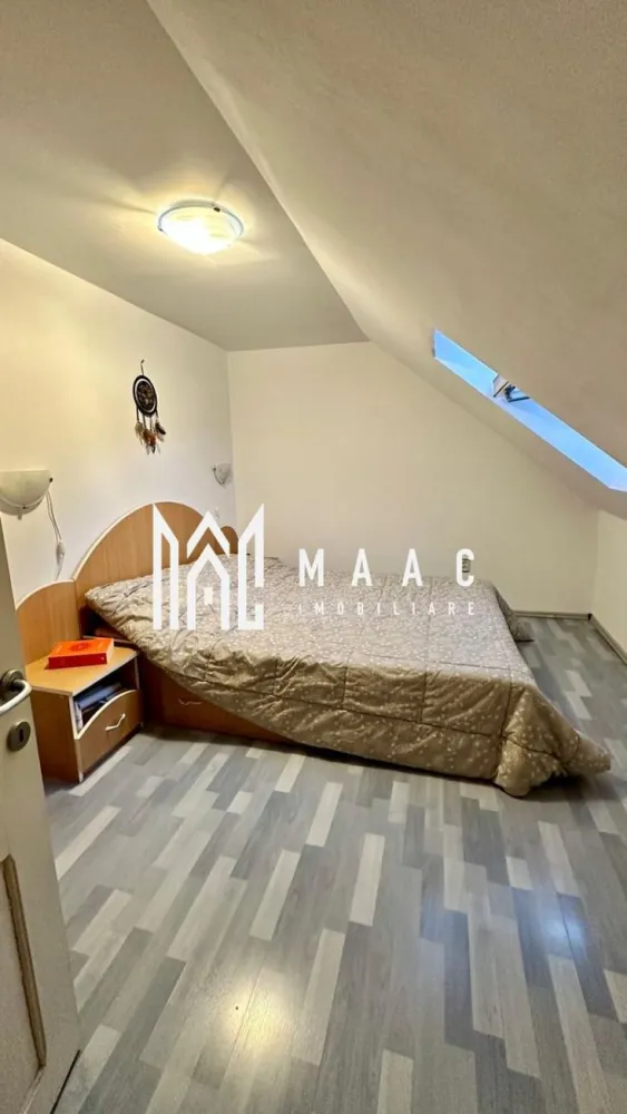 Apartament 3 camere | Balcon | 60 MPU | Decomandat | Cedonia - MAAC Imobiliare vă propune spre vânzare un apartament cu 3 camere, complet mobilat și utilat, situat în Cedonia, în imediata apropiere a Școlii nr. 21 din Sibiu.

Detalii generale:
Tip proprietate: apartament cu 3 camere
Localizare: Sibiu, zona Cedonia
An construcție apartament: 2004
Suprafață utilă: 60 mp
Etaj: 5 din 5
Compartimentare: decomandat

Dotări și finisaje:
Bucătărie complet mobilată și echipată 
Living și dormitoare mobilate cu bun gust, pregătite pentru mutare imediată
Baie complet utilată
Balcon
Centrală termică proprie
Sistem de aer condiționat

Avantaje și zonă:
Locație excelentă, cu acces rapid către:
Școala Generală nr. 21
Grădinițe, magazine și piață agroalimentară
Mijloace de transport în comun
Ideal atât pentru locuință personală, cât și pentru investiție prin închiriere.

Pentru mai multe detalii sau pentru a programa o vizionare, va rugam specificati telefonic: CP2529645