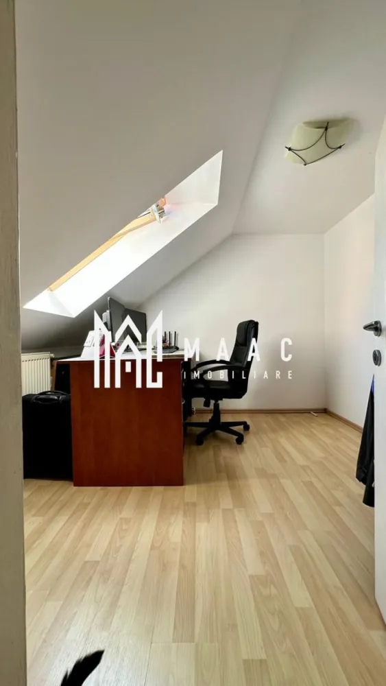 Apartament 3 camere | Balcon | 60 MPU | Decomandat | Cedonia - MAAC Imobiliare vă propune spre vânzare un apartament cu 3 camere, complet mobilat și utilat, situat în Cedonia, în imediata apropiere a Școlii nr. 21 din Sibiu.

Detalii generale:
Tip proprietate: apartament cu 3 camere
Localizare: Sibiu, zona Cedonia
An construcție apartament: 2004
Suprafață utilă: 60 mp
Etaj: 5 din 5
Compartimentare: decomandat

Dotări și finisaje:
Bucătărie complet mobilată și echipată 
Living și dormitoare mobilate cu bun gust, pregătite pentru mutare imediată
Baie complet utilată
Balcon
Centrală termică proprie
Sistem de aer condiționat

Avantaje și zonă:
Locație excelentă, cu acces rapid către:
Școala Generală nr. 21
Grădinițe, magazine și piață agroalimentară
Mijloace de transport în comun
Ideal atât pentru locuință personală, cât și pentru investiție prin închiriere.

Pentru mai multe detalii sau pentru a programa o vizionare, va rugam specificati telefonic: CP2529645