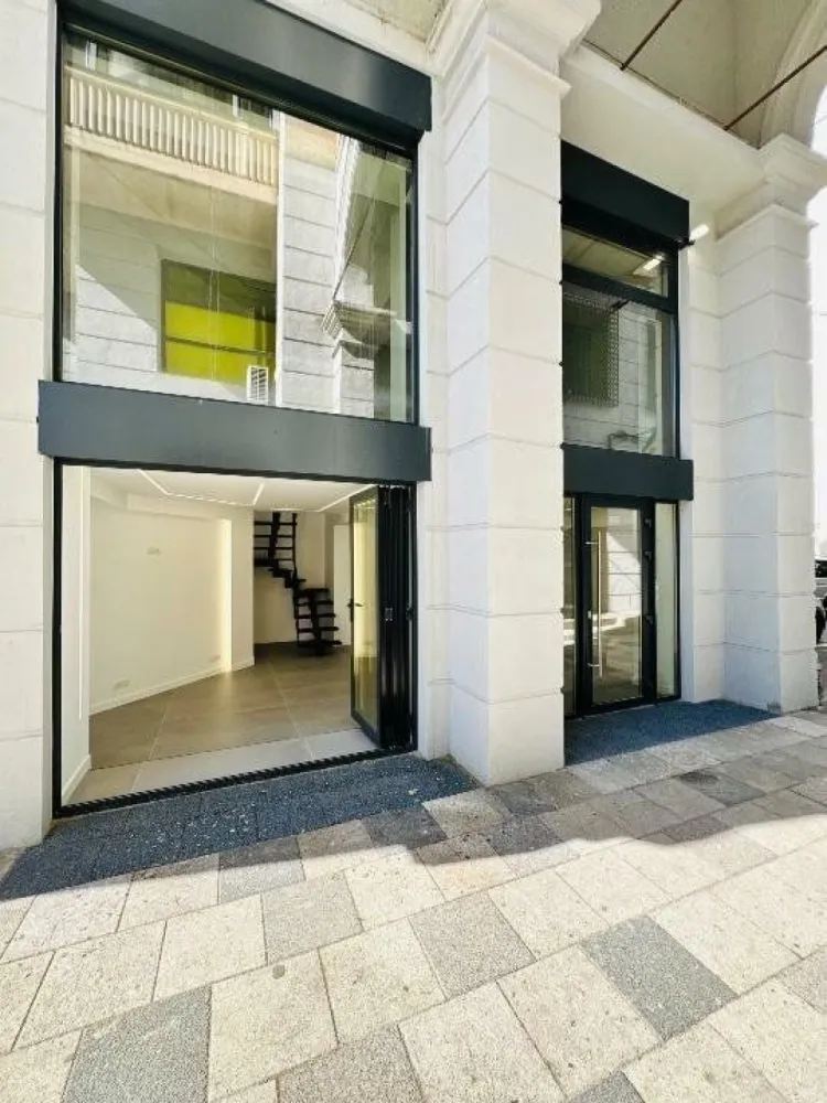Spaţiu comercial - Bd. Decebal Exclusivitate - Spaţiu comercial stradal situat pe blvd. Decebal 9 , renovat complet ,gresie Italia, sanitare Grohe , tâmplărie noua ALUPROF glisantă şi electrica , aer condiţionat nou , 2 intrări frontale + 1 intrare laterala pentru depozit , 2 bai separate parter .
Ideal investiţie ,pretabil cafenea ,salon cosmetica , cabinet medical, notariat ,magazin produse premium.