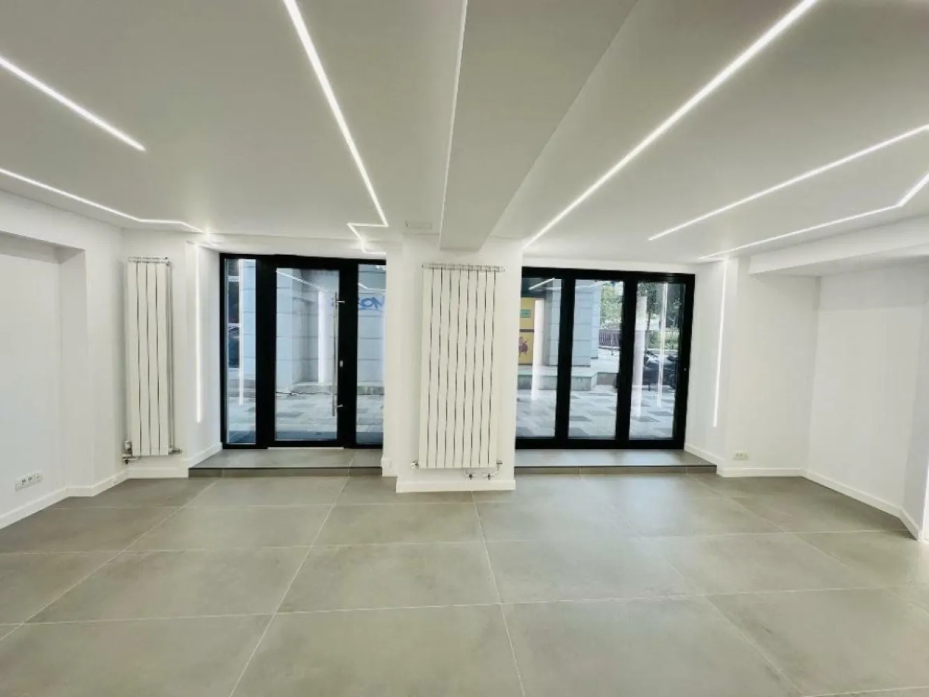 Spaţiu comercial - Bd. Decebal Exclusivitate - Spaţiu comercial stradal situat pe blvd. Decebal 9 , renovat complet ,gresie Italia, sanitare Grohe , tâmplărie noua ALUPROF glisantă şi electrica , aer condiţionat nou , 2 intrări frontale + 1 intrare laterala pentru depozit , 2 bai separate parter .
Ideal investiţie ,pretabil cafenea ,salon cosmetica , cabinet medical, notariat ,magazin produse premium.