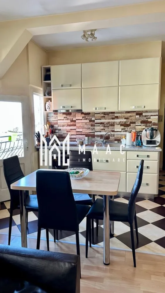 Apartament 3 camere | Balcon | 60 MPU | Decomandat | Cedonia - MAAC Imobiliare vă propune spre vânzare un apartament cu 3 camere, complet mobilat și utilat, situat în Cedonia, în imediata apropiere a Școlii nr. 21 din Sibiu.

Detalii generale:
Tip proprietate: apartament cu 3 camere
Localizare: Sibiu, zona Cedonia
An construcție apartament: 2004
Suprafață utilă: 60 mp
Etaj: 5 din 5
Compartimentare: decomandat

Dotări și finisaje:
Bucătărie complet mobilată și echipată 
Living și dormitoare mobilate cu bun gust, pregătite pentru mutare imediată
Baie complet utilată
Balcon
Centrală termică proprie
Sistem de aer condiționat

Avantaje și zonă:
Locație excelentă, cu acces rapid către:
Școala Generală nr. 21
Grădinițe, magazine și piață agroalimentară
Mijloace de transport în comun
Ideal atât pentru locuință personală, cât și pentru investiție prin închiriere.

Pentru mai multe detalii sau pentru a programa o vizionare, va rugam specificati telefonic: CP2529645