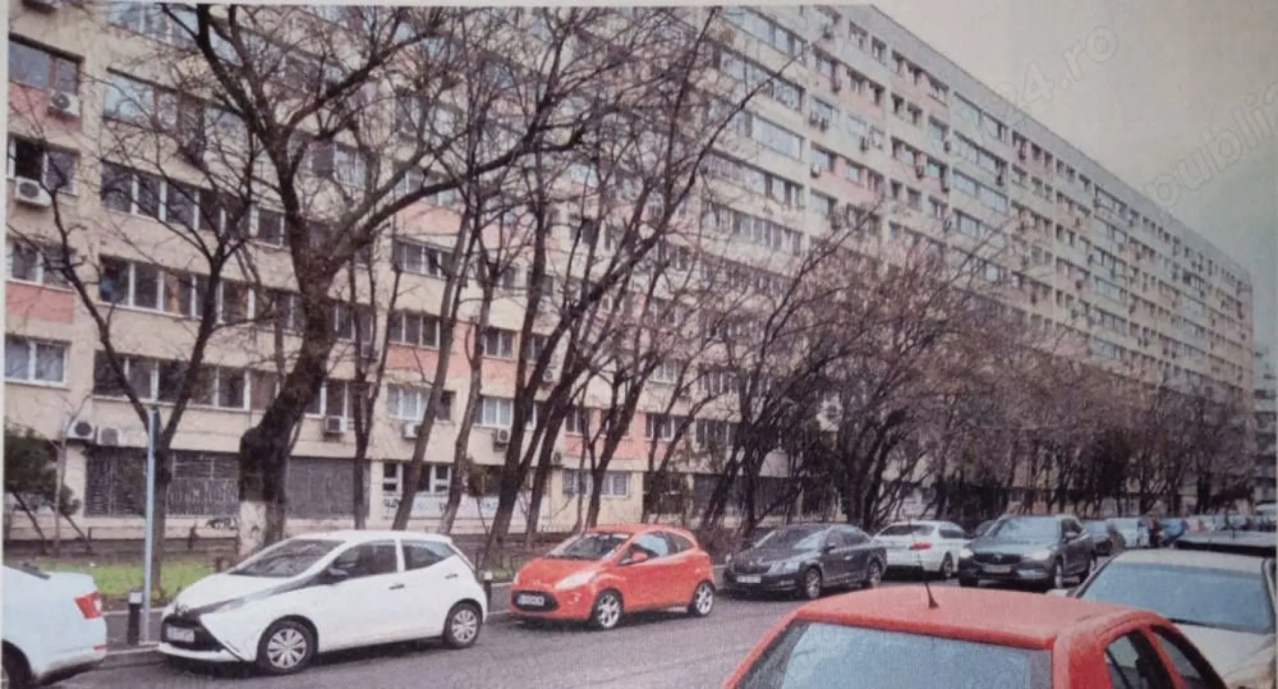 Spațiu medical în centrul Bucureștiului - Vând spațiu medical laborator de tehnică dentară,localizat în policlinică de stomatologie, situată în sector 2,între Bucur Obor și Ferdinand. Suprafața spațiului este de 26,07 mp ,dintre care 15,68 mp laboratorul propriu zis ,iar restul cotă parte in spații comune.În laborator sunt 2 mese de lucru ,dar pot încăpea chiar 3 sau poate fi transformat într-un alt fel de spațiu medical.