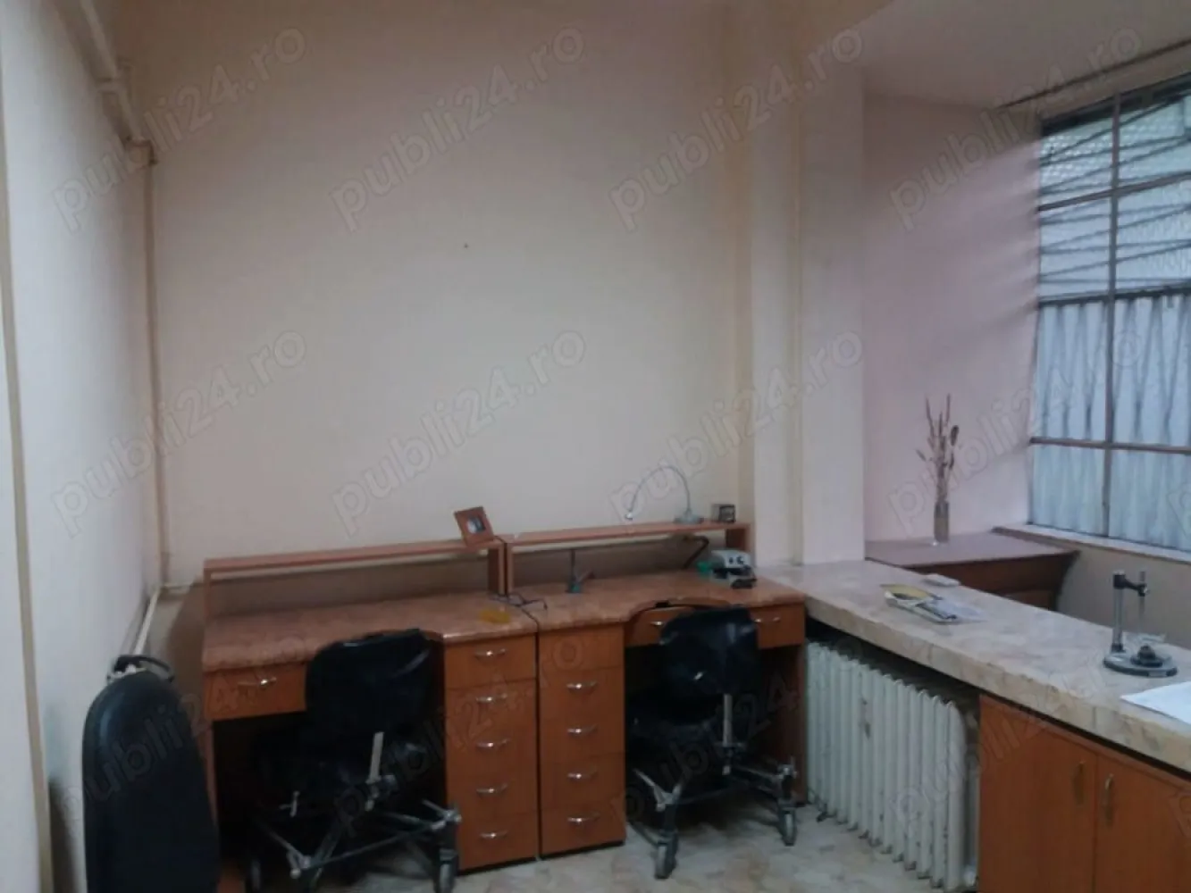 Spațiu medical în centrul Bucureștiului - Vând spațiu medical laborator de tehnică dentară,localizat în policlinică de stomatologie, situată în sector 2,între Bucur Obor și Ferdinand. Suprafața spațiului este de 26,07 mp ,dintre care 15,68 mp laboratorul propriu zis ,iar restul cotă parte in spații comune.În laborator sunt 2 mese de lucru ,dar pot încăpea chiar 3 sau poate fi transformat într-un alt fel de spațiu medical.