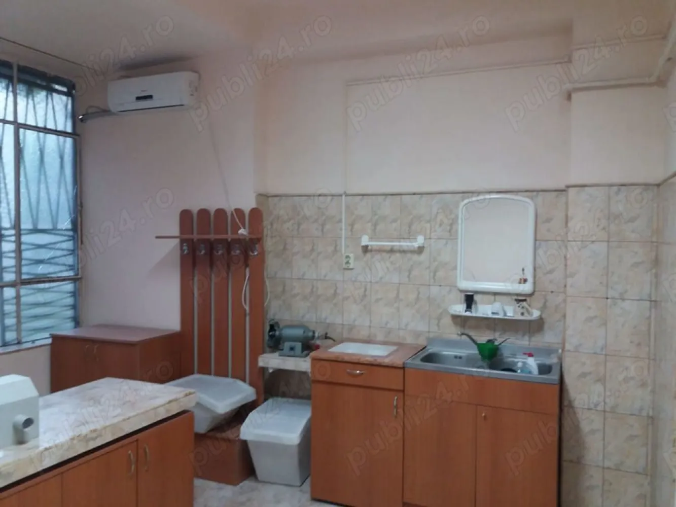 Spațiu medical în centrul Bucureștiului - Vând spațiu medical laborator de tehnică dentară,localizat în policlinică de stomatologie, situată în sector 2,între Bucur Obor și Ferdinand. Suprafața spațiului este de 26,07 mp ,dintre care 15,68 mp laboratorul propriu zis ,iar restul cotă parte in spații comune.În laborator sunt 2 mese de lucru ,dar pot încăpea chiar 3 sau poate fi transformat într-un alt fel de spațiu medical.