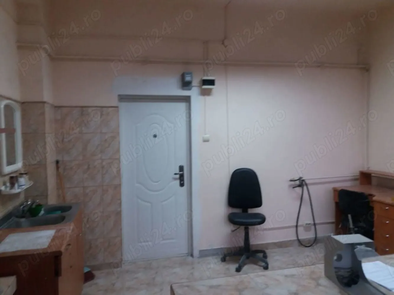 Spațiu medical în centrul Bucureștiului - Vând spațiu medical laborator de tehnică dentară,localizat în policlinică de stomatologie, situată în sector 2,între Bucur Obor și Ferdinand. Suprafața spațiului este de 26,07 mp ,dintre care 15,68 mp laboratorul propriu zis ,iar restul cotă parte in spații comune.În laborator sunt 2 mese de lucru ,dar pot încăpea chiar 3 sau poate fi transformat într-un alt fel de spațiu medical.