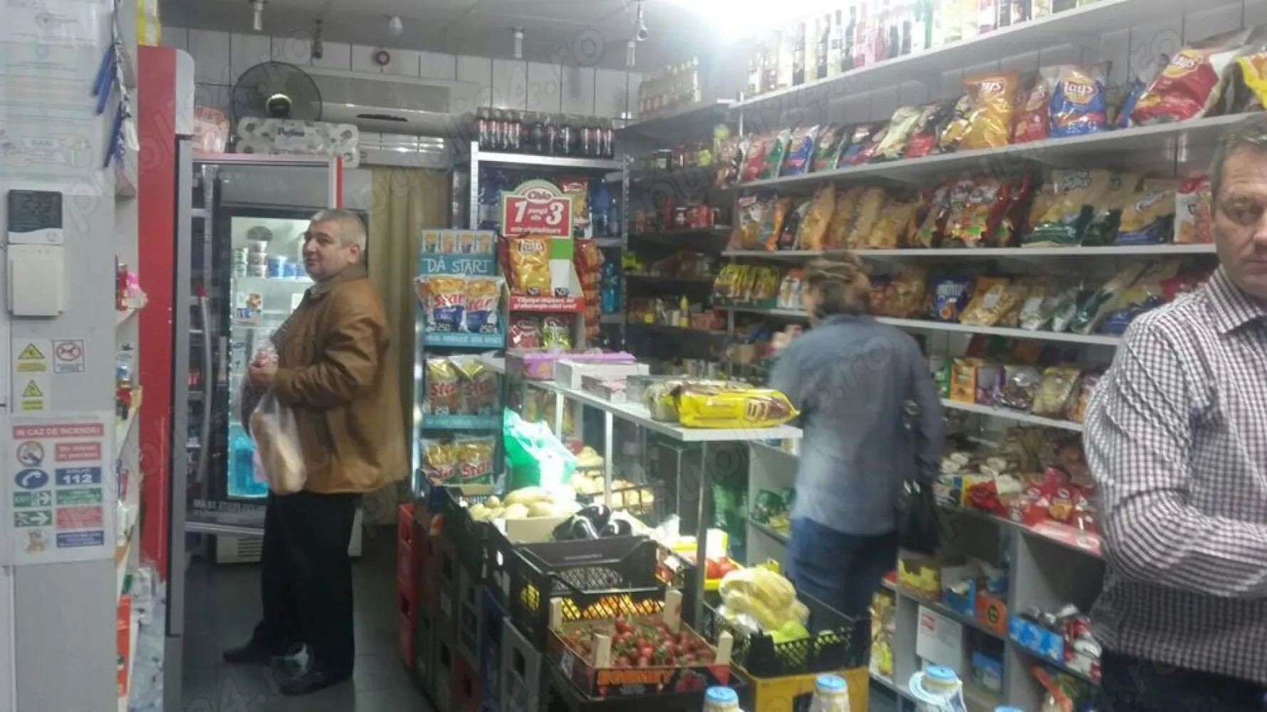 Cedez spatiu si afacere din mers pe bld. Liviu Rebreanu 6 - Minimarket cu societate sau fara. - Cedez afacere intr-un spatiu de 35 m2 situat pe bulevardul Liviu Rebreanu 6. Magazinul funbctioneaza de 16 ani si are toate autorizatiile si utilitatile necesare. Chiria este de 250 euro ( 1250 lei ). Spatiul se poate adapta la orice domeniu de activitate dorit. 
Cedarea spatiului cu toate investitiile si in functiune este de 10.000 euro.