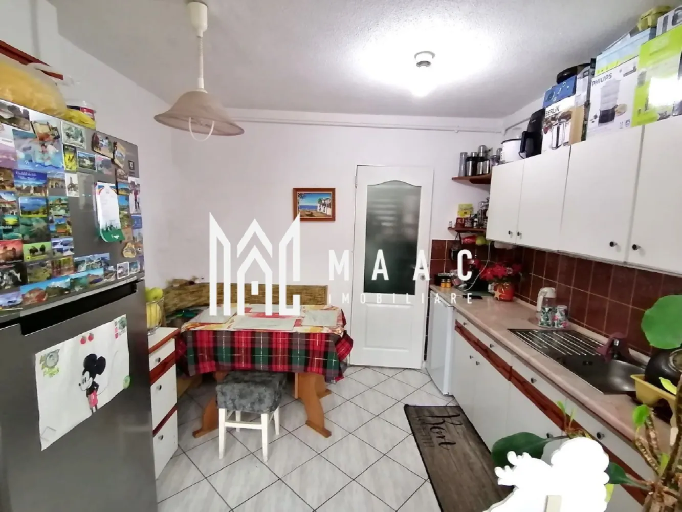 Apartament 3 camere I Decomandat I Zona Vasile Aaron - MAAC Imobiliare vă propune spre vânzare un apartament situat la etajul 8 din 10 al unui imobil din zona Vasile Aaron, o locație bine conectată la facilitățile urbane și ideală pentru locuire.

Locuința este eficient compartimentată și oferă spații funcționale:
-hol de acces
-living
-bucătărie închisă cu balcon
-două dormitoare
-dressing
-baie cu cadă și geam pentru aerisire

Apartamentul se predă mobilat și utilat, fiind pregătit pentru mutare imediată.

Imobilul beneficiază de îmbunătățiri importante:
-izolație termică exterioară
-lift modernizat
-casa scării îngrijită

Zona Vasile Aaron oferă acces rapid la multiple puncte de interes:
-centre comerciale
-unități de învățământ
-bănci
-Piața Vasile Aaron
-stații pentru transportul în comun

Proprietatea reprezintă o alegere potrivită pentru locuire sau investiție, datorită poziționării și compartimentării practice.

Pentru mai multe detalii, vă rugăm să menționați telefonic că ați văzut anunțul cu CP2528054