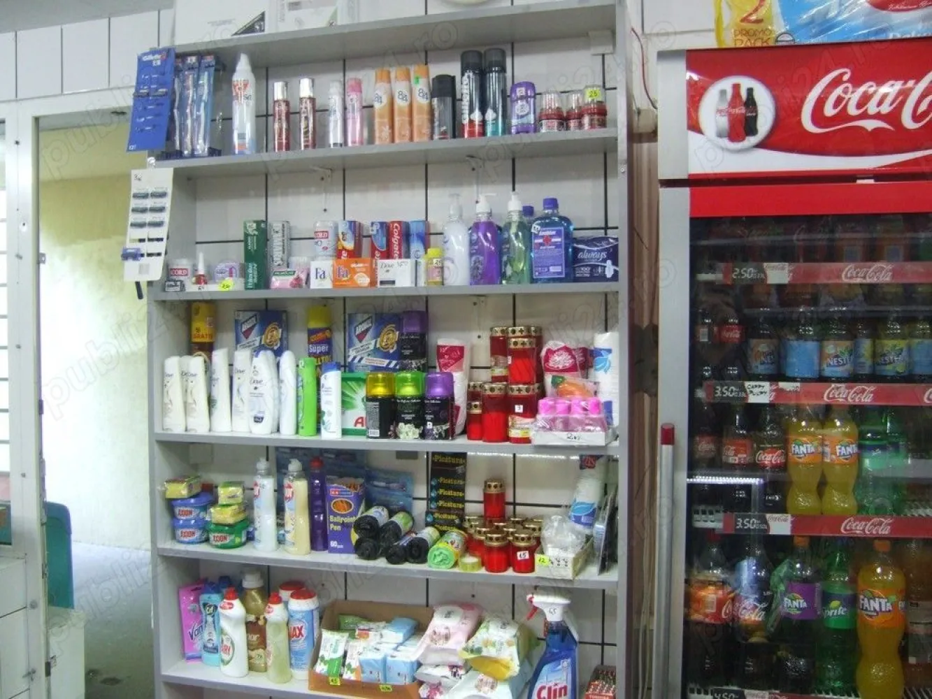 Cedez spatiu si afacere din mers pe bld. Liviu Rebreanu 6 - Minimarket cu societate sau fara. - Cedez afacere intr-un spatiu de 35 m2 situat pe bulevardul Liviu Rebreanu 6. Magazinul funbctioneaza de 16 ani si are toate autorizatiile si utilitatile necesare. Chiria este de 250 euro ( 1250 lei ). Spatiul se poate adapta la orice domeniu de activitate dorit. 
Cedarea spatiului cu toate investitiile si in functiune este de 10.000 euro.