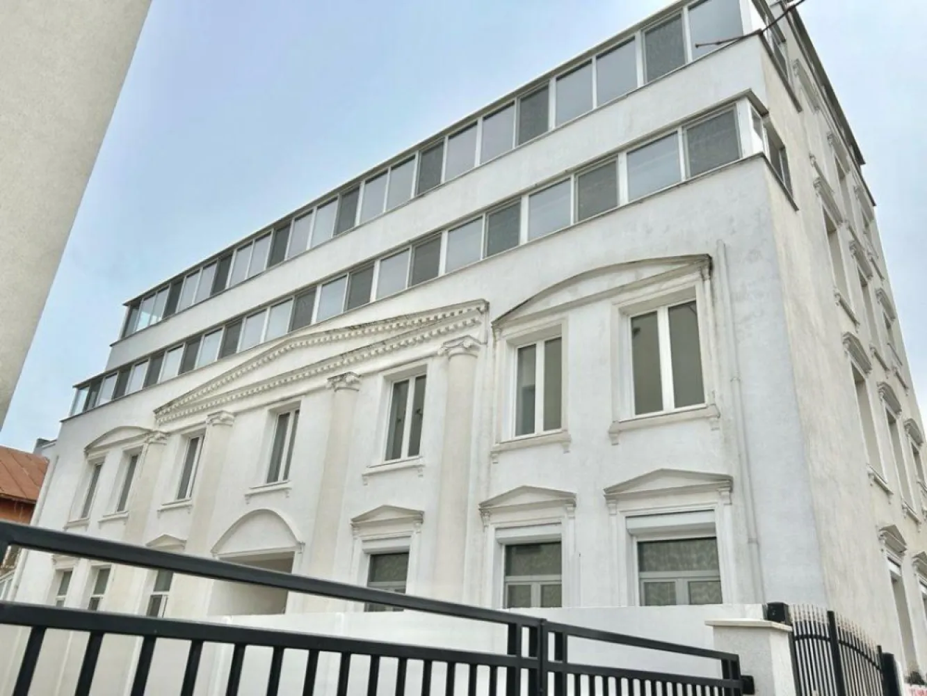 Direct Dezvoltator, Comision 0, 4 camere lux, toate actele - Va prezentam in exclusivitate apartamente de LUX in zona de nord Sisesti . Cel mai bun raport pret-calitate ! 

Apartament de 4 camere cu finisaje premium situat la etajul 1 din 4 , in blocul boutique CHATEAU BLANC

Blocul este nou , finisaje finalizate in 2022 ( P + 4 E , cate 2 apartamente pe fiecare etaj ) . In plus , mai sunt disponibile cateva apartamente :

- 3 camere ( etaj 2 )- 161.900 EUR
- 2 camere ( etaj 3 )- 141.900 EUR
- 2 camere ( etaj 4 )-106.900/100.900 EUR

De ce sa alegi Chateau Blanc ?

- STRUCTURA EXTREM DE REZISTENTA de tip Radier general , din beton armat superior, clasa C25/30 utilizat pentru constructia podurilor si autostrazilor . Cladirea este prevazuta sa reziste la un grad de seismicitate de 9 GRADE pe scara Richter

- Incalzire in pardoseala care reduce costurile cu 30% fata de incalzirea clasica

- Imobil de CLASA ENERGETICA A, termosistem, izolat polistiren de 15 cm EPS 80

- Fiecare apartament dispune de contorizare individuala la apa , curent si gaz si centrala proprie Immergas

- Videointerfon color Livolo cu sonerii touch la apartamente

- CEA MAI BUNA IZOLARE termica si fonica , pereti interiori din caramida Porotherm

Apartamentul este scaldat in lumina naturala , cu ferestre mari . Printre dotari se numara :

- Pardoseala de la Delta Studio din placi ceramice cu finisaj marmura marime XXL 120/60cm si medalion ceramic unic fiecarui apartament

- Parchet din lemn triplu-stratificat special pentru incalzirea in pardoseala

- Bai placate integral cu placi ceramice mari , dotate cu obiecte sanitare de top ( dus walk-in cu paravan sticla securizata/ cada, dus mare gen ploaie , baterii exclusiviste , oglinda cu led si dezaburire, wc -uri suspendate cu capac soft-close, chiuvete moderne cu mobilier suspendat )

- Bucatarie semi-open 

- Tavan inalt cu plinte

- Multe prize si intrerupatoare in fiecare camera

- Arhitectura UNICA a imobilului in stil BAROC , NEOCLASIC

- Usa de la intrare din Meranti alb cu manere din bronz Roccoco , vitralii cu 5 foi din sticla securizata si cristale

- Lift IFMA de 6 persoane cu CONFIGURARE FULL PREMIUM

- Balustrada de la scara model Chateau din fier forjat aurit cu mana curenta din lemn masiv de Mahon

- Chenare accent si tablouri exclusiviste pe casa scarii

- Lumini led cu senzor pe casa scarii

CHATEAU BLANC se afla la 10 minute de centrul orasului si de aeroport . Statie de metrou- la 5 minute de mers pe jos si RATB - la 1 minut de mers pe jos. In vecinatate se afla Lacul, Hotel Phoenicia , gradinite , scoli , centre comerciale , magazine , banci etc.

Alte puncte de interes in zona :

- Statia de metrou Straulesti la 5 minute de mers pe jos
- Statie de autobuz la 1 minut (liniile 304 si 436)
- Mega Image, Kaufland, Lidl, Pepco si alte magazine la 3 minute de mers pe jos
- Parcul Mogosoaia si Palatul Brâncovenesc- 3 minute cu masina sau 20 minute mers pe jos
- Mall Colosseum, Carrefour si Leroy Merlin- 3 minute de mers cu masina
- Mall Baneasa, IKEA, Carrefour- 10 minute de mers cu magina
- Aeroport Otopeni- 10 minute de mers cu masina.
- Parc Bazilescu- 5 minute de mers cu masina
- Locuri de joaca pentru copii
- Scoala Gimnaziala nr. 13, Nr 179 si Nr 192 la 5 min , gradinita privata la 2 min de mers pe jos sau multe alte optiuni pe o raza de maxim 10 minute de mers cu masina, gradinita de stat pe Sisesti la 3 min de mers cu masina.

Pentru mai multe detalii sau orice fel de intrebare , nu ezitati sa ne contactati telefonic la numarul din anunt
Va stam la dispozitie oricand !

Adresa : Bucuresti , Sector 1 , Strada Verbinelor nr. 16