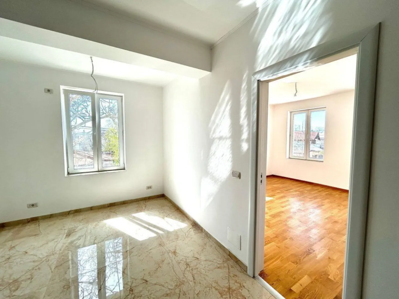 Direct Dezvoltator, Comision 0, 4 camere lux, toate actele - Va prezentam in exclusivitate apartamente de LUX in zona de nord Sisesti . Cel mai bun raport pret-calitate ! 

Apartament de 4 camere cu finisaje premium situat la etajul 1 din 4 , in blocul boutique CHATEAU BLANC

Blocul este nou , finisaje finalizate in 2022 ( P + 4 E , cate 2 apartamente pe fiecare etaj ) . In plus , mai sunt disponibile cateva apartamente :

- 3 camere ( etaj 2 )- 161.900 EUR
- 2 camere ( etaj 3 )- 141.900 EUR
- 2 camere ( etaj 4 )-106.900/100.900 EUR

De ce sa alegi Chateau Blanc ?

- STRUCTURA EXTREM DE REZISTENTA de tip Radier general , din beton armat superior, clasa C25/30 utilizat pentru constructia podurilor si autostrazilor . Cladirea este prevazuta sa reziste la un grad de seismicitate de 9 GRADE pe scara Richter

- Incalzire in pardoseala care reduce costurile cu 30% fata de incalzirea clasica

- Imobil de CLASA ENERGETICA A, termosistem, izolat polistiren de 15 cm EPS 80

- Fiecare apartament dispune de contorizare individuala la apa , curent si gaz si centrala proprie Immergas

- Videointerfon color Livolo cu sonerii touch la apartamente

- CEA MAI BUNA IZOLARE termica si fonica , pereti interiori din caramida Porotherm

Apartamentul este scaldat in lumina naturala , cu ferestre mari . Printre dotari se numara :

- Pardoseala de la Delta Studio din placi ceramice cu finisaj marmura marime XXL 120/60cm si medalion ceramic unic fiecarui apartament

- Parchet din lemn triplu-stratificat special pentru incalzirea in pardoseala

- Bai placate integral cu placi ceramice mari , dotate cu obiecte sanitare de top ( dus walk-in cu paravan sticla securizata/ cada, dus mare gen ploaie , baterii exclusiviste , oglinda cu led si dezaburire, wc -uri suspendate cu capac soft-close, chiuvete moderne cu mobilier suspendat )

- Bucatarie semi-open 

- Tavan inalt cu plinte

- Multe prize si intrerupatoare in fiecare camera

- Arhitectura UNICA a imobilului in stil BAROC , NEOCLASIC

- Usa de la intrare din Meranti alb cu manere din bronz Roccoco , vitralii cu 5 foi din sticla securizata si cristale

- Lift IFMA de 6 persoane cu CONFIGURARE FULL PREMIUM

- Balustrada de la scara model Chateau din fier forjat aurit cu mana curenta din lemn masiv de Mahon

- Chenare accent si tablouri exclusiviste pe casa scarii

- Lumini led cu senzor pe casa scarii

CHATEAU BLANC se afla la 10 minute de centrul orasului si de aeroport . Statie de metrou- la 5 minute de mers pe jos si RATB - la 1 minut de mers pe jos. In vecinatate se afla Lacul, Hotel Phoenicia , gradinite , scoli , centre comerciale , magazine , banci etc.

Alte puncte de interes in zona :

- Statia de metrou Straulesti la 5 minute de mers pe jos
- Statie de autobuz la 1 minut (liniile 304 si 436)
- Mega Image, Kaufland, Lidl, Pepco si alte magazine la 3 minute de mers pe jos
- Parcul Mogosoaia si Palatul Brâncovenesc- 3 minute cu masina sau 20 minute mers pe jos
- Mall Colosseum, Carrefour si Leroy Merlin- 3 minute de mers cu masina
- Mall Baneasa, IKEA, Carrefour- 10 minute de mers cu magina
- Aeroport Otopeni- 10 minute de mers cu masina.
- Parc Bazilescu- 5 minute de mers cu masina
- Locuri de joaca pentru copii
- Scoala Gimnaziala nr. 13, Nr 179 si Nr 192 la 5 min , gradinita privata la 2 min de mers pe jos sau multe alte optiuni pe o raza de maxim 10 minute de mers cu masina, gradinita de stat pe Sisesti la 3 min de mers cu masina.

Pentru mai multe detalii sau orice fel de intrebare , nu ezitati sa ne contactati telefonic la numarul din anunt
Va stam la dispozitie oricand !

Adresa : Bucuresti , Sector 1 , Strada Verbinelor nr. 16