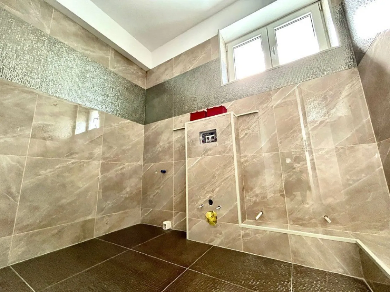 Direct Dezvoltator, Comision 0, 4 camere lux, toate actele - Va prezentam in exclusivitate apartamente de LUX in zona de nord Sisesti . Cel mai bun raport pret-calitate ! 

Apartament de 4 camere cu finisaje premium situat la etajul 1 din 4 , in blocul boutique CHATEAU BLANC

Blocul este nou , finisaje finalizate in 2022 ( P + 4 E , cate 2 apartamente pe fiecare etaj ) . In plus , mai sunt disponibile cateva apartamente :

- 3 camere ( etaj 2 )- 161.900 EUR
- 2 camere ( etaj 3 )- 141.900 EUR
- 2 camere ( etaj 4 )-106.900/100.900 EUR

De ce sa alegi Chateau Blanc ?

- STRUCTURA EXTREM DE REZISTENTA de tip Radier general , din beton armat superior, clasa C25/30 utilizat pentru constructia podurilor si autostrazilor . Cladirea este prevazuta sa reziste la un grad de seismicitate de 9 GRADE pe scara Richter

- Incalzire in pardoseala care reduce costurile cu 30% fata de incalzirea clasica

- Imobil de CLASA ENERGETICA A, termosistem, izolat polistiren de 15 cm EPS 80

- Fiecare apartament dispune de contorizare individuala la apa , curent si gaz si centrala proprie Immergas

- Videointerfon color Livolo cu sonerii touch la apartamente

- CEA MAI BUNA IZOLARE termica si fonica , pereti interiori din caramida Porotherm

Apartamentul este scaldat in lumina naturala , cu ferestre mari . Printre dotari se numara :

- Pardoseala de la Delta Studio din placi ceramice cu finisaj marmura marime XXL 120/60cm si medalion ceramic unic fiecarui apartament

- Parchet din lemn triplu-stratificat special pentru incalzirea in pardoseala

- Bai placate integral cu placi ceramice mari , dotate cu obiecte sanitare de top ( dus walk-in cu paravan sticla securizata/ cada, dus mare gen ploaie , baterii exclusiviste , oglinda cu led si dezaburire, wc -uri suspendate cu capac soft-close, chiuvete moderne cu mobilier suspendat )

- Bucatarie semi-open 

- Tavan inalt cu plinte

- Multe prize si intrerupatoare in fiecare camera

- Arhitectura UNICA a imobilului in stil BAROC , NEOCLASIC

- Usa de la intrare din Meranti alb cu manere din bronz Roccoco , vitralii cu 5 foi din sticla securizata si cristale

- Lift IFMA de 6 persoane cu CONFIGURARE FULL PREMIUM

- Balustrada de la scara model Chateau din fier forjat aurit cu mana curenta din lemn masiv de Mahon

- Chenare accent si tablouri exclusiviste pe casa scarii

- Lumini led cu senzor pe casa scarii

CHATEAU BLANC se afla la 10 minute de centrul orasului si de aeroport . Statie de metrou- la 5 minute de mers pe jos si RATB - la 1 minut de mers pe jos. In vecinatate se afla Lacul, Hotel Phoenicia , gradinite , scoli , centre comerciale , magazine , banci etc.

Alte puncte de interes in zona :

- Statia de metrou Straulesti la 5 minute de mers pe jos
- Statie de autobuz la 1 minut (liniile 304 si 436)
- Mega Image, Kaufland, Lidl, Pepco si alte magazine la 3 minute de mers pe jos
- Parcul Mogosoaia si Palatul Brâncovenesc- 3 minute cu masina sau 20 minute mers pe jos
- Mall Colosseum, Carrefour si Leroy Merlin- 3 minute de mers cu masina
- Mall Baneasa, IKEA, Carrefour- 10 minute de mers cu magina
- Aeroport Otopeni- 10 minute de mers cu masina.
- Parc Bazilescu- 5 minute de mers cu masina
- Locuri de joaca pentru copii
- Scoala Gimnaziala nr. 13, Nr 179 si Nr 192 la 5 min , gradinita privata la 2 min de mers pe jos sau multe alte optiuni pe o raza de maxim 10 minute de mers cu masina, gradinita de stat pe Sisesti la 3 min de mers cu masina.

Pentru mai multe detalii sau orice fel de intrebare , nu ezitati sa ne contactati telefonic la numarul din anunt
Va stam la dispozitie oricand !

Adresa : Bucuresti , Sector 1 , Strada Verbinelor nr. 16